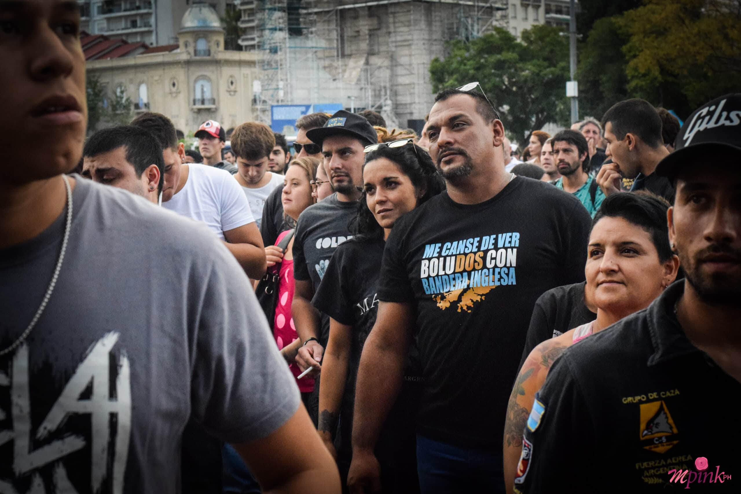 #TodosSomosMalvinas: 36 años no es nada, nada - Una multitud se congregó el lunes 2 de abril, a orillas del río Paraná, para terminar de recordar los 36 años del desembarco de las tropas argentinas en la Islas Malvinas. Los Vándalos, Cielo Razzo, Bulldog, Peteco Carabajal, Patagonia Revelde, Flor Croci y Los Bardos le pusieron música a la memoria que por el clima en Rosario se tuvo que dividir en dos partes. b73ef247 1a4a 4406 bfa1 b9cba31bb21a scaled