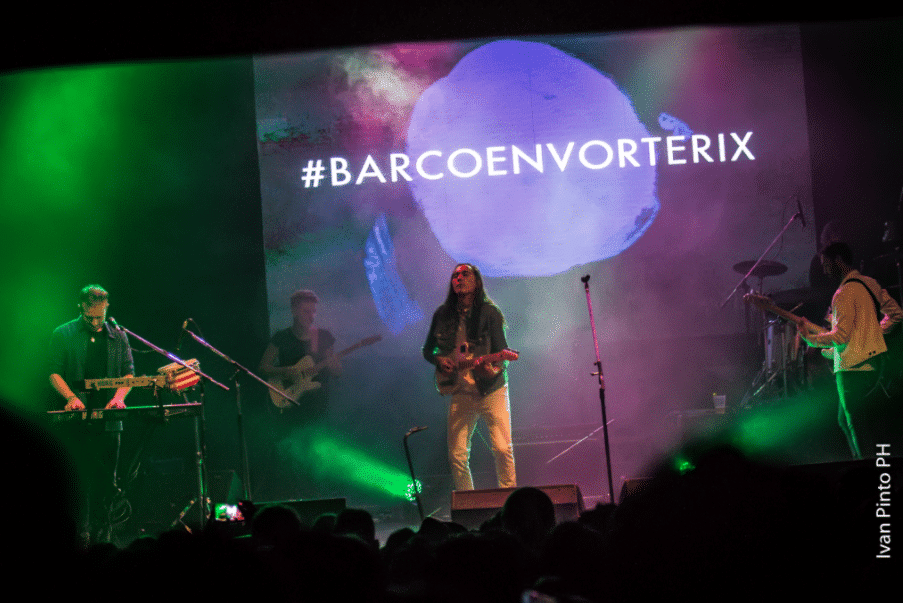 Barco debutó en Vorterix - Con una puntualidad envidiable a las 21hs Barco arribó a tierra firme de la mano de Ultraliviano, canción de aquel EP que por 2011 los encaminaba en el más largo de sus viajes. Con gran ansiedad por parte de los presentes, Alejandro Álvarez (Vocalista) saludó al público e hizo mención especial a sus amigos de la infancia quienes emocionados llevaron adelante los aplausos más fuertes de todo el show. barco2