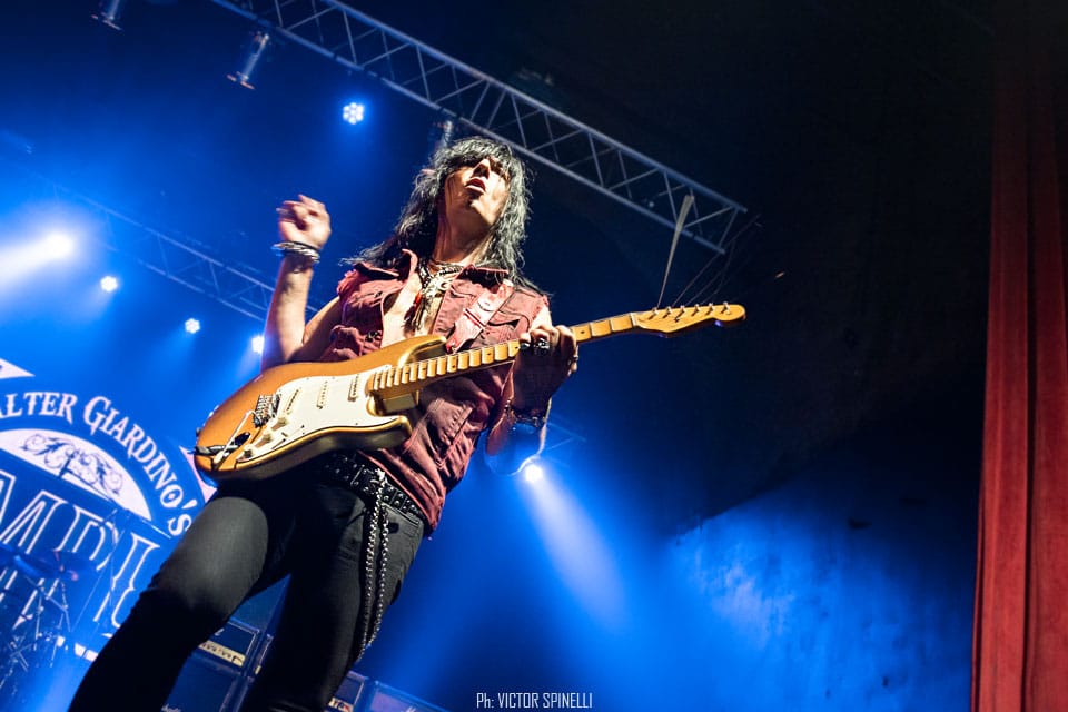 Walter Giardino’s Temple: culto y clásicos en el Vorterix - El guitarrista sacó a la cancha su proyecto solista, acompañado esta vez por el vocalista de Rainbow. Cuando, hace veinte años, Walter Giardino decidió aprovechar el break de Rata Blanca, su banda insignia, para crear Temple y dar rienda suelta a su impronta creativa más genuina – estilo que se plasmaría con claridad en el nuevo rumbo que tomaría Rata a su retorno -, es probable que no esperara ocasionar el revuelo que generó. Temple se transformó, casi instantáneamente, en una banda de culto: sin ir más lejos, muchos de sus seguidores consideran el único trabajo de estudio de la formación, aun hoy, como el mejor de la prolífica carrera del guitarrista.
Desde que, hace algunos años, Temple volvió a los escenarios, sus conciertos son un ritual ineludible. Mientras que, en ocasiones anteriores, el show se dividía en dos (una parte con Temple propiamente dicha, haciendo sus canciones, y otra junto a Joe Lynn Turner, haciendo clásicos metaleros de todos los tiempos), en esta oportunidad, con la presencia del actual y versátil vocalista de Rainbow, el chileno Ronnie Romero, y apoyado en la siempre sólida base Scarcella/Retamozo/Motyczak, el guitarrista encontró la formación ideal para ir de un lado al otro sin sobresaltos. Aquel viernes ventoso, que selló el inicio de la primera gira mundial de la formación (unos días antes se habían presentado en el festival ‘Santiago Gets Louder’, en Chile, aunque tocando unos pocos temas), fue, entonces, un show de culto y, a la vez, una verdadera fiesta de clásicos. La velada, que arrancó cerca de las 21:30 con "Corte porteño" y "Sobre la raya", recorrió el primer y único disco de la banda casi de punta a punta: sonaron, además, "Héroe de la eternidad", "Cacería", "Azul y negro" (con la participación especial de Javier Barrozo), el excelso instrumental "La danza del fuego" y "Alquimia".
La formidable colaboración entre Giardino y Romero tendría, sin embargo, sus puntos más altos, quizás por comodidad del cantante, en los clásicos. Esta vez intercalados entre las composiciones originales, la lista consumiría más de la mitad del show: "Man on the Silver Mountain", "Street of Dreams", "Catch the Rainbow" y "Lost in Hollywood", de Rainbow; "Crying in the rain"; de Whistenake; "Neon Knights", de Black Sabbath; "Mistreated", "Speed King" y, para cerrar a toda máquina, "Burn"; de Deep Purple. bc5f4982 aa35 440b a6e8 7ed798bde699