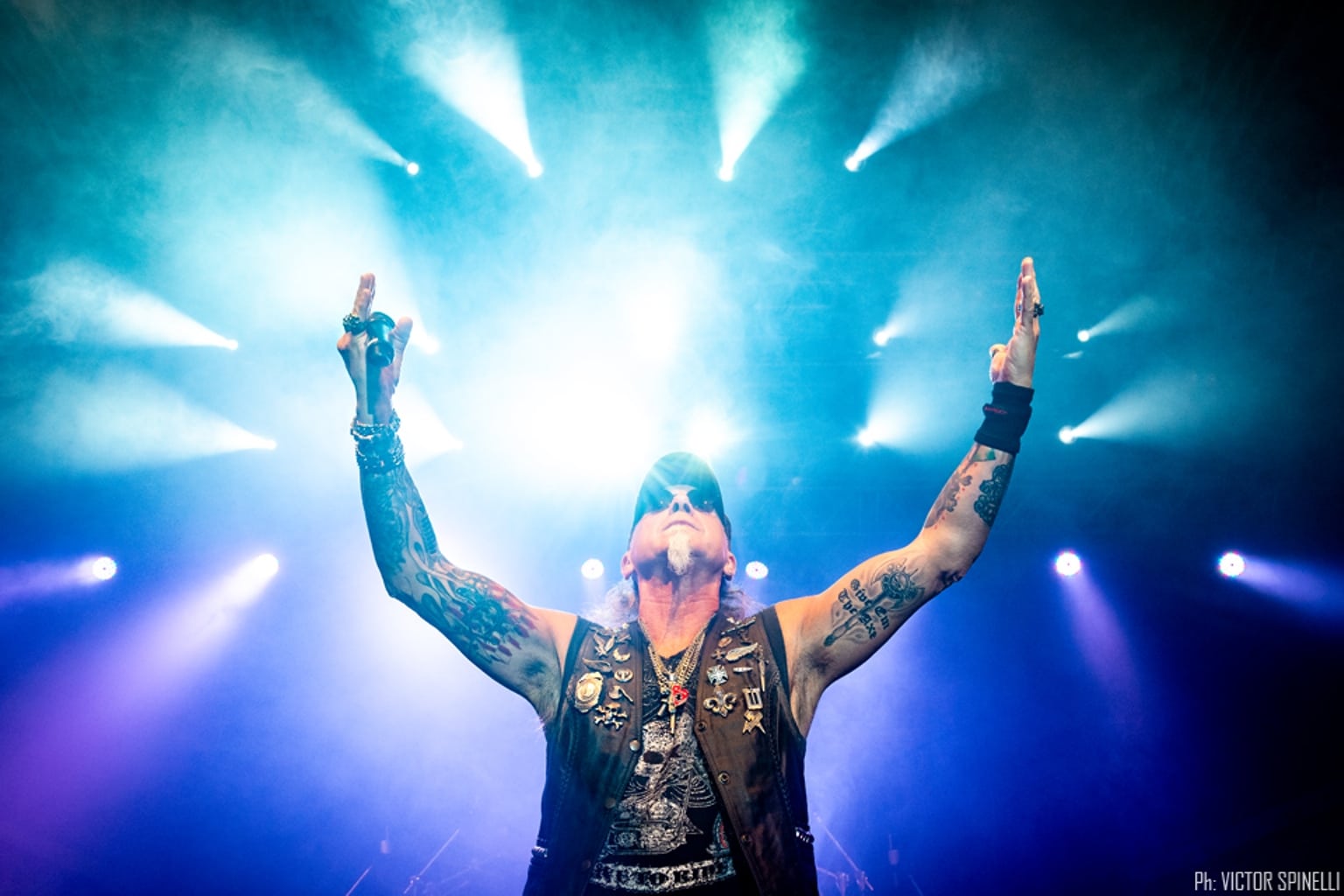 Accept en Flores: siempre con un as bajo la manga - Cuando falta sólo media hora para el concierto de Accept, uno de los cuatro paneles que están sobre el escenario se cae. Las placas están armadas con varillas de metal y una gran tela. Aún así, el estruendo ante el "derrumbe" es significativo y más de uno se da vuelta a ver qué ocurre. Parece que uno de los tornillos que había en la escenografía -basada en la tapa de "The rise of chaos" (2017)- estaba flojo. bda1aeee baa3 4b8f 812d 42c44382d8ef