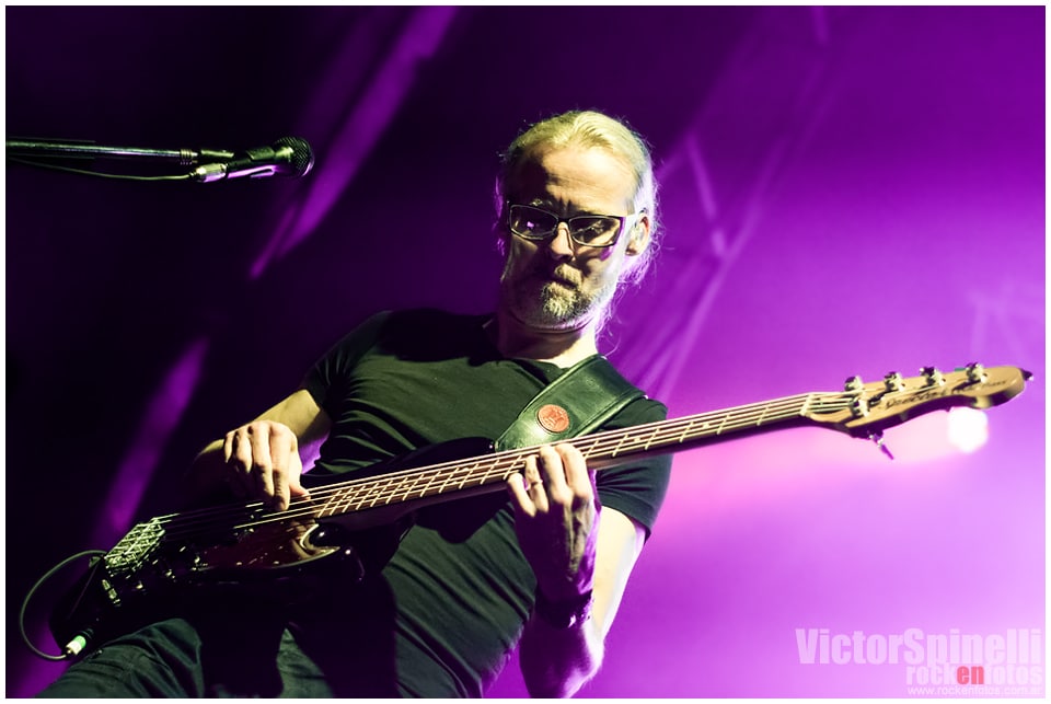 Steven Wilson volvió a deslumbrar en el Vorterix - Steven Wilson volvió a hacerlo. Una vez más mantuvo a una sala repleta en vilo durante casi 2 horas y media, con piezas atrapantes, historias envolventes, un sonido perfecto, hipnótico, una performance musical digna de los mejores. Nuevamente se llevó infinitos aplausos, interminables e incontrolables ovaciones, incontables elogios. De nuevo dejó en claro por qué las grandes figuras del rock progresivo - y sus seguidores - lo siguen eligiendo, una y otra vez. bfd50112 a0a7 4f46 a731 f4d870998796