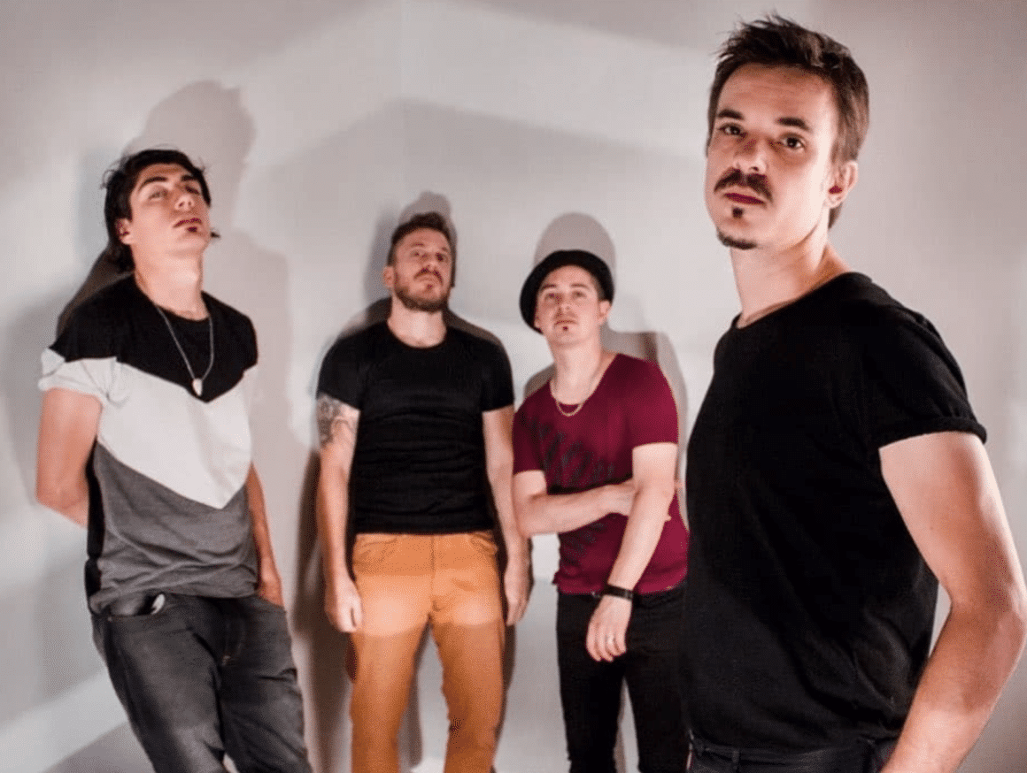 Bigger - Bigger está girando desde su nacimiento por diferentes puntos del país y Capital Federal. El punto de encuentro geográfico para su nacimiento en el 2006 fue la ciudad de Buenos Aires, y su padrino artístico y musical el movimiento grunge que se gestó y enriqueció el curso del rock en los noventas. Desde sus inicios han llevado su material en vivo a diversos puntos del país y Capital Federal: The Roxy Arcos y The Roxy Live, Marquee y Makena, por nombrar solo algunos espacios del circuito comercial de Capital Federal. Bigger