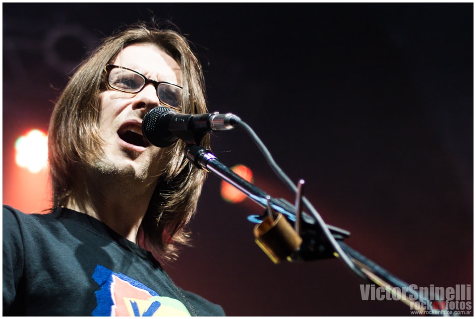 Steven Wilson volvió a deslumbrar en el Vorterix - Steven Wilson volvió a hacerlo. Una vez más mantuvo a una sala repleta en vilo durante casi 2 horas y media, con piezas atrapantes, historias envolventes, un sonido perfecto, hipnótico, una performance musical digna de los mejores. Nuevamente se llevó infinitos aplausos, interminables e incontrolables ovaciones, incontables elogios. De nuevo dejó en claro por qué las grandes figuras del rock progresivo - y sus seguidores - lo siguen eligiendo, una y otra vez. c2163469 eaad 47ad 902a 1ff3e8ef763e