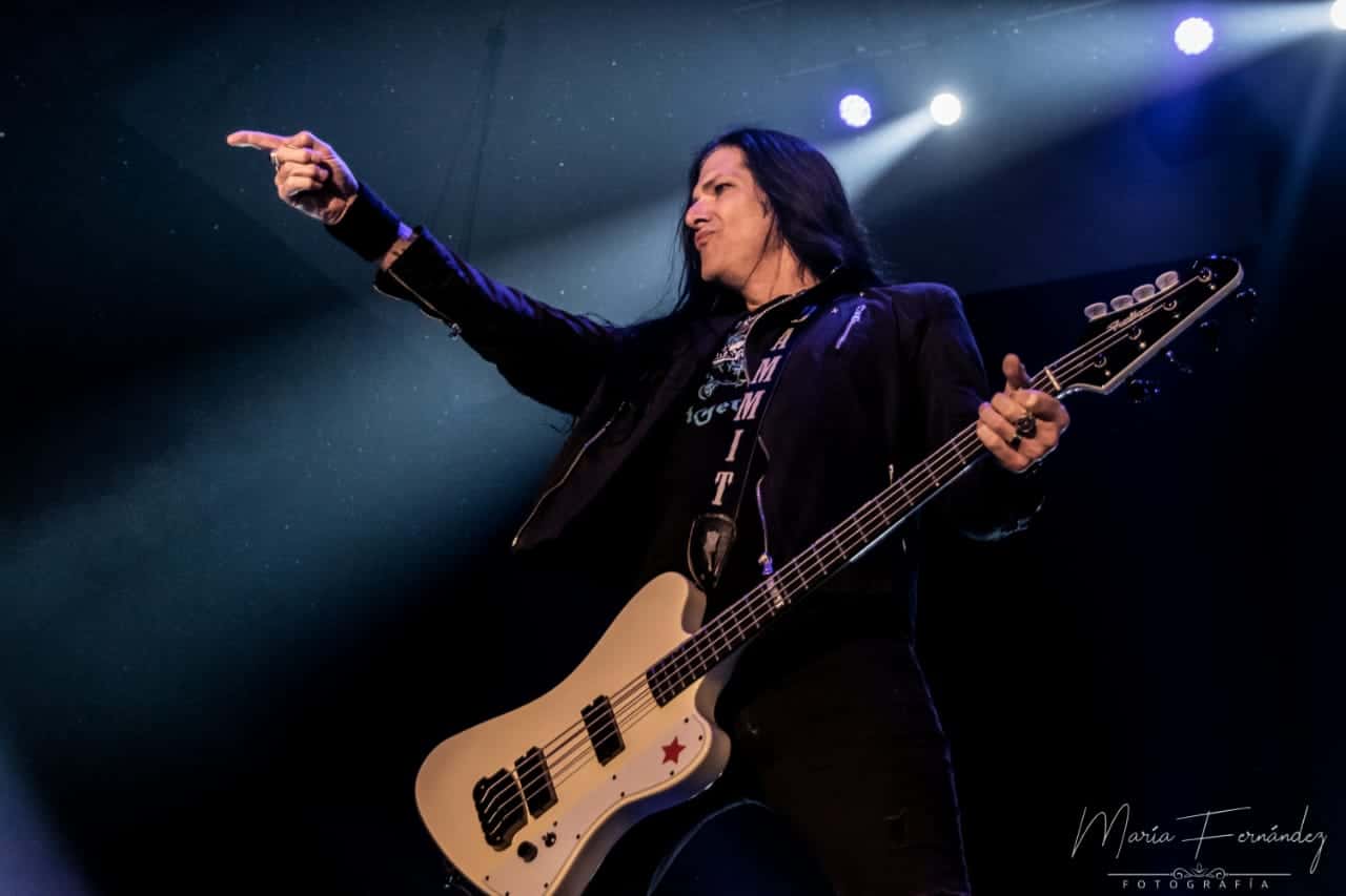 Slash en Rosario: la ópera de las guitarras sangrantes - Slash feat. Myles Kennedy & The Conspirators es una cosa para la voraz industria del streaming y otra cosa, pero mucho más intensa y variada, arriba de un escenario. El quinteto tiene momentos de metal, de grunge y perlas vocales del amplio registro de Kennedy. Se puede imaginar con toques artísticos de la última década del siglo XX y el desenfreno rutinario de la vida de Los Ángeles. Es un grupo con varios abanicos y un estilo muy difícil de encasillar en sus propios subgéneros. Es aburrido ya. Escuchalos... c32a480b 38f3 4c67 8179 477ddaef4235