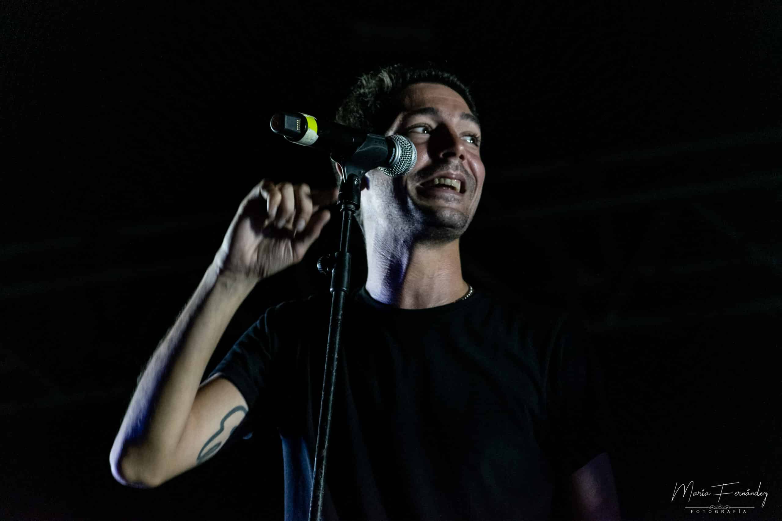 La noche de Babasónicos y El Kuelgue en el Anfiteatro rosarino - El compositor, cantante, multi-instrumentista y productor musical Juani Favre comenzó minutos después de la 20 su set que precedía al de El Kuelgue, grupo con un muy buen presente y un abanico interesante de ritmos y performances. c368332d b513 4a3d 87af fbb7fdaaf9a3 scaled