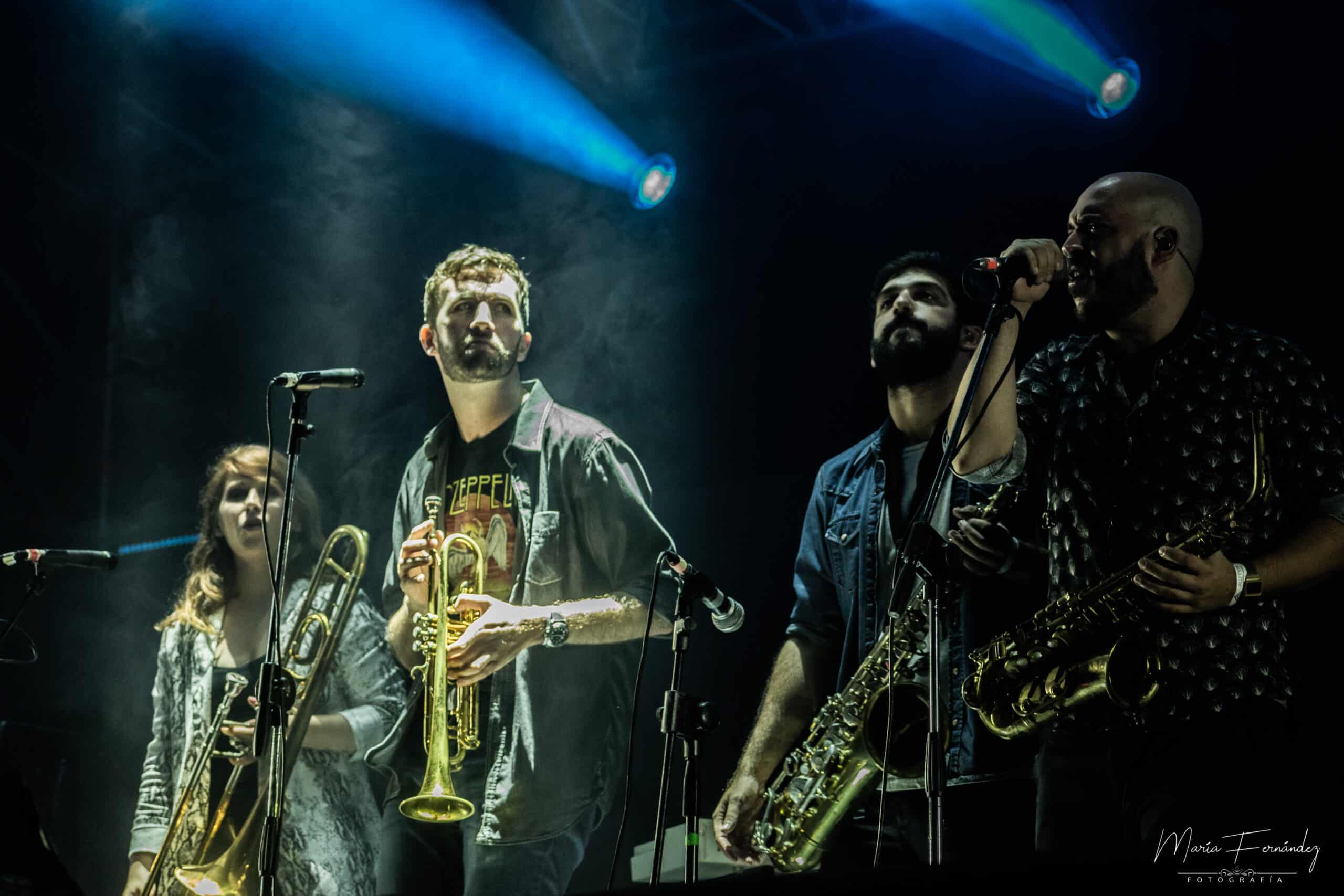 La noche de Babasónicos y El Kuelgue en el Anfiteatro rosarino - El compositor, cantante, multi-instrumentista y productor musical Juani Favre comenzó minutos después de la 20 su set que precedía al de El Kuelgue, grupo con un muy buen presente y un abanico interesante de ritmos y performances. c4ca8b67 6ec1 4614 a04e 0ae72390c959 scaled