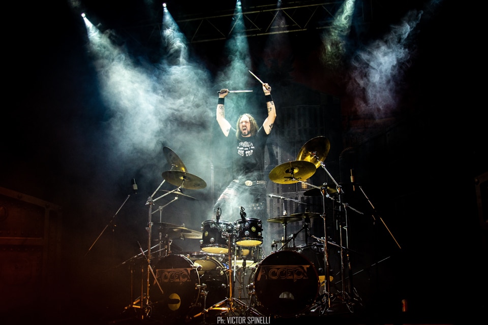 Accept en Flores: siempre con un as bajo la manga - Cuando falta sólo media hora para el concierto de Accept, uno de los cuatro paneles que están sobre el escenario se cae. Las placas están armadas con varillas de metal y una gran tela. Aún así, el estruendo ante el "derrumbe" es significativo y más de uno se da vuelta a ver qué ocurre. Parece que uno de los tornillos que había en la escenografía -basada en la tapa de "The rise of chaos" (2017)- estaba flojo. c737d2b4 af18 4375 91e0 44b64a1b7035