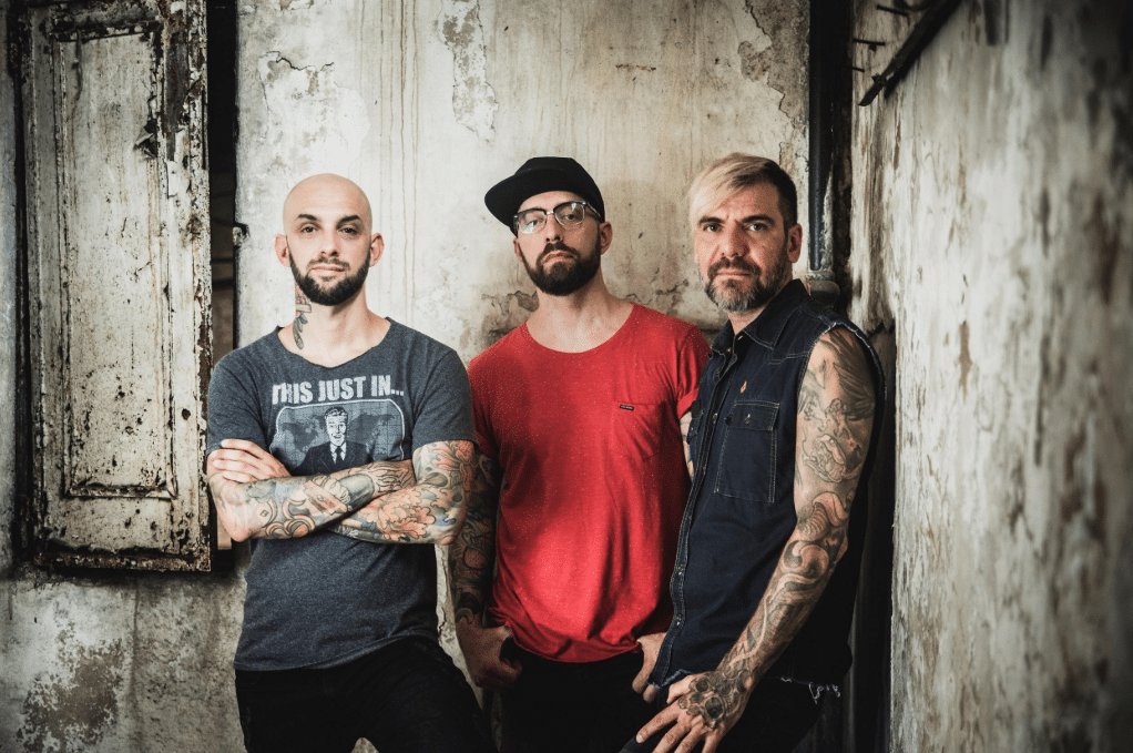 Carajo: "Es la primera vez que una banda saca un disco así" - ¿Qué hacer cuando ya editaste tu material en CDs tradicionales, en discos dobles, en vinilos y en DVDs? ¿Cómo sorprender a tu público después de haber girado por toda la Argentina y Latinoamérica, incluyendo puestas en escena memorables en estadios como el Luna Park? Carajo le encontró la vuelta a esos interrogantes, y otra vez dejó con la boca abierta a sus seguidores. c7652a86 2c87 4557 866e 478f7373e155