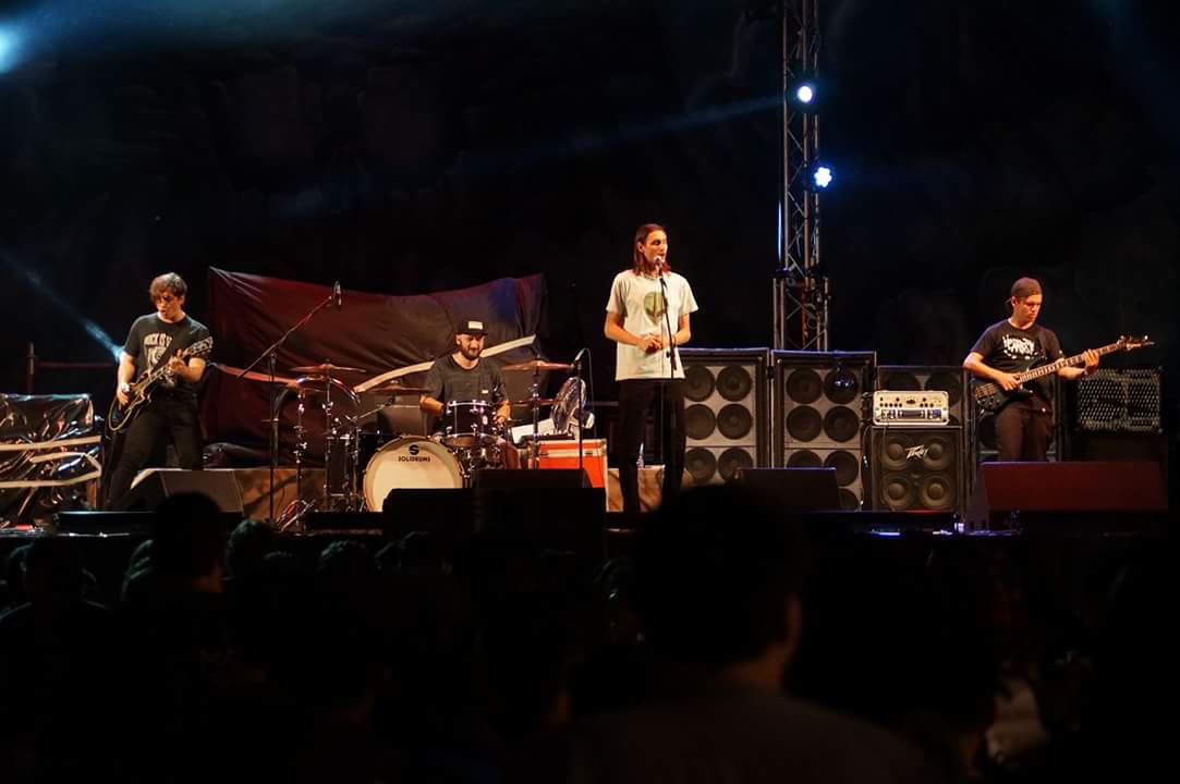 Néctar, antes de The Roxy: "Buenos Aires es nuestro gran desafío" - Luego de diez años de carrera, la banda misionera Néctar tocará el viernes en Capital Federal, con Gaspar Benegas de invitado. Su cantante explica cómo hacerle frente a las adversidades. "Somos conscientes de los circuitos a los que apuntamos", dice Alí Duarte Salum, vocalista de Néctar. "Giramos durante más de una década por toda nuestra provincia, el NEA y ciudades de Córdoba y Paraguay. Ahora, Buenos Aires es nuestro gran desafío. Sabemos que los circuitos a los que apuntamos están en la capital del país, y sentimos que llegamos a un tope en nuestra provincia".
El arribo de Néctar, que ya había tocado en el conurbano bonaerense y que grabó "Lúcido" (2016) en Capital, se da en un contexto más que auspicioso. Será el viernes 1º de junio en The Roxy, en una fecha compartida con los correntinos de Simonimos. "En Misiones no es imposible seguir aprendiendo y creciendo, pero es más lento -admite Alí-. Aún no se naturalizó al músico como un laburante, y a partir de esta presentación queremos abrirnos puertas y seguir creciendo como músicos y como equipo. Buscamos llegar a nuevos lugares, que hace un tiempo sólo percibíamos tenues en el horizonte".
Así y todo, el cantante piensa que el mayor atenuante hoy no se da sólo en Misiones, sino también en el país. "La escena de nuestra provincia es un asunto delicado, y es difícil opinar sin tener sentimientos encontrados -agrega-. Creció enormemente por el apoyo entre las bandas, y sobre todo por parte del público. Ese ida y vuelta es un factor fundamental para motivar a los músicos a que tomen conciencia y que se enfoquen en su arte como una responsabilidad y un desafío. Es fundamental hacer de esto una profesión, un laburo digno. Dentro de la vida, la música es un eslabón básico". Aunque Néctar -que completan Diego Solís en batería y Dani Méndez en guitarra- haya sufrido en un comienzo por la falta de espacios para tocar, eso ya no es un impedimento. "Por la trayectoria, no nos cuenta tanto conseguir fechas en los lugares que se mantienen vigentes. Algunos trabajan con formatos acústicos, mientras que nosotros somos una banda ‘eléctrica’ y disfrutamos del rock con gritos, distorsión y golpes fuertes de batería". ATRAVESANDO LAS TORMENTASPero cuando todo parecía tomar más vuelo, la actividad de Néctar se vio reducida -o alterada- por unos diez meses. Alí tuvo que acompañar a su hijo en un tratamiento médico en Buenos Aires, lo que llevó al grupo a tocar con vocalistas invitados para juntar fondos y ayudar al pequeño en su cura. "Esas cosas nos generaron más ganas de buscarle la vuelta y seguir nuestro camino -admite Alí-. El receso no frenó nuestro proyecto, por el contrario: esperamos volcar esas experiencias a los temas que vendrán. La idea es compartir la percepción de las situaciones simples y complicadas, como parte de la vida y del crecimiento de todos".
Como si fuera poco, el entonces bajista de Néctar (de apellido Medina) recibió denuncias de violencia de género en abril de 2018. Esto los llevó a lanzar un comunicado en el que lo desvinculaban de la banda. "Nada fue esclarecido como quisiéramos, y aún hay muchas cuestiones que no resolvimos. En un primer momento actuamos impulsivamente, y estuvo mal -explica el vocalista, principalmente en referencia al texto que publicaron-. Hay cosas muy delicadas en juego, y nos hallamos en medio de un conflicto serio. Creemos que muchas veces, las redes no ayudan de la mejor manera al esclarecimiento de los hechos. Por el momento, el bajista oficial de Néctar es Leandro Sánchez, quien participó de la grabación de nuestro último disco", explica. EL PRIMER GRAN SINGLEDurante 2008 y 2009, una canción de Néctar pegó fuerte en Posadas y en las ciudades aledañas. Se llamó "Yo no soy de acá", y fue el primer caballito de batalla del grupo. "Es un tema icónico, y tiene que ver con mi llegada a la capital misionera desde el pueblo de Andresito. Cuando me mudé a Posadas surgieron los primeros experimentos y juegos con colegas en un ‘baño musical’, que era un lugar de unos 3x5 metros, en donde tomaron forma varias canciones. Jamás pensamos que tendría tanta repercusión y aceptación: ni siquiera sabíamos que íbamos a formar un grupo, y mucho menos grabar algo", señala Alí.
"‘Yo no soy de acá’ nos sobrepasó, llegó al plano social de una manera que nunca imaginamos. Nos abrió muchos oídos y puertas, y nos acompañó a lo largo de este camino de más de diez años. Toquemos donde toquemos, es la canción mejor recibida -aclara-. Aunque surgió espontáneamente, casi como un escupitajo, es nuestra punta de lanza. Nos dio, da y dará mucha alegría y satisfacción. Nos abrió un puente entre la banda y los oyentes". BIEN LÚCIDOSNéctar se instaló por varios días en Buenos Aires en 2015, para grabar un disco que vería la luz al año siguiente. "Fue un gran paso, y al ser el segundo álbum, lo laburamos de una manera distinta. Trabajamos con pre-producción, ampliamos el equipo técnico y sumamos a varias personas. También buscamos una estética y un fundamento para nuestro arte. Por eso vamos a encarar diferente el siguiente disco. Como puntapié inicial, ya hay algunos temas inconclusos de esa época que quedaron dando vueltas. También tenemos ideas nuevas, pero aún no se sabe para qué lado irá ese material. Si bien apuntamos a hacer temas ‘fuertes’, estamos incursionando en otros aspectos de la música. La única limitación es no dejar de ser nosotros mismos". Ampliando el concepto del próximo álbum, el cantante agrega: "No nos faltan ganas de grabarlo en Buenos Aires, aunque también existe la posibilidad de hacerlo en Misiones. Tenemos amigos y colegas profesionales que trabajan hace mucho en nuestra provincia y que siguen mejorando las condiciones técnicas y optimizando el laburo que nos gustaría hacer". LA FECHA EN THE ROXY"Con Simonimos nos conocimos hace unos años en un Pre-Taragüí Rock -dice Alí sobre los correntinos con los que van a compartir escenario el viernes-. Entre los grupos del NEA, las giras y las fechas en otras provincias se generan siempre así. Es una gran ayuda poder tocar por ‘intercambio’, ya que se abren las posibilidades de lugares y público, y es una alegría poder hacer amistades de la mano de la música. Lo que nos vincula con ellos es el modo de trabajar. Desde un primer momento sentimos que se organizan y trabajan de una manera similar a la nuestra, y eso nos da confianza y ganas para encarar cosas juntos".
Con semejante unión entre los dos grupos, Alí no deja de demostrar su entusiasmo por el show. "Estamos muy ansiosos y motivados, ¡y vamos a romper todo! Esta fecha es especial, porque le vamos a mostrar a la gente de Capital lo que hacemos en el interior, cómo lo hacemos, y sobre todo, por qué lo hacemos. Como banda de Misiones, el tinte más particular es nuestro origen y la pasión con la que tocamos. Va a tener un gustito extra ser ‘unos completos desconocidos’ en la meca cultural del país. Como broche de oro y para que no sea una completa sorpresa, tendremos de invitado de lujo a Gaspar Benegas -guitarrista del Indio Solari y ex Las Manos de Filippi-, quien grabó su magia en ‘Lúcido’ y accedió a subirse con nosotros en The Roxy". ¿Necesitás más razones para ir?
Néctar y Simonimos tocarán el viernes 1º de junio en The Roxy Live (Niceto Vega 5542), a partir de la medianoche. Las anticipadas se consiguen a $200 por sistema AllAccess. c7a4f71b 0b1e 4ccb aea8 17e1dc0352bf