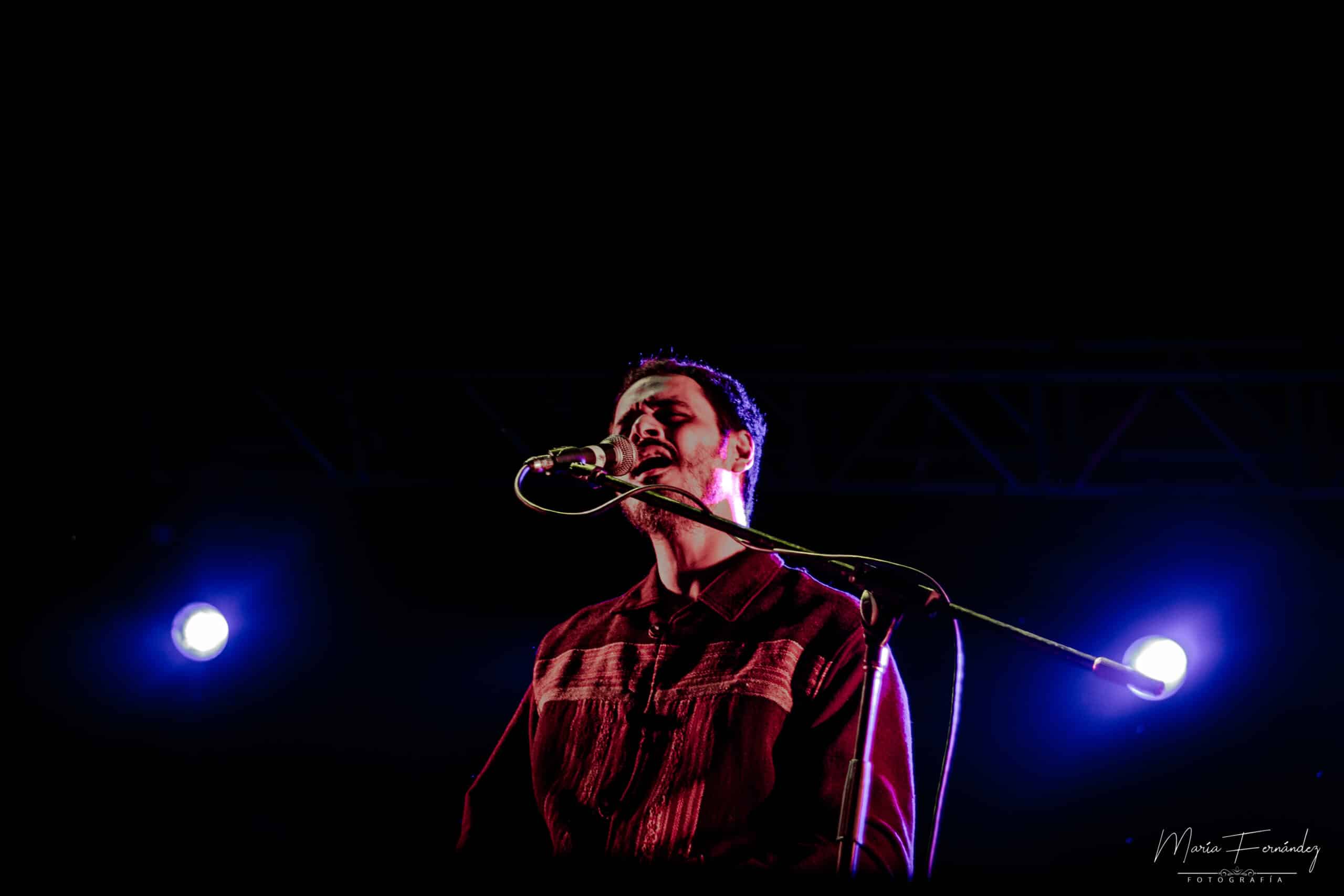 La noche de Babasónicos y El Kuelgue en el Anfiteatro rosarino - El compositor, cantante, multi-instrumentista y productor musical Juani Favre comenzó minutos después de la 20 su set que precedía al de El Kuelgue, grupo con un muy buen presente y un abanico interesante de ritmos y performances. c7cd2049 beb2 4a6c a130 f152d0c02c87 scaled