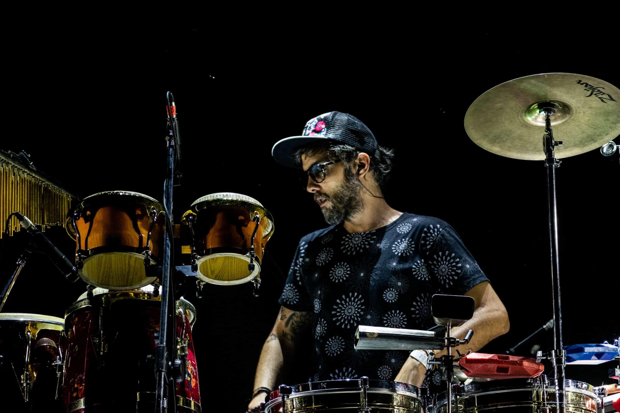 La noche de Babasónicos y El Kuelgue en el Anfiteatro rosarino - El compositor, cantante, multi-instrumentista y productor musical Juani Favre comenzó minutos después de la 20 su set que precedía al de El Kuelgue, grupo con un muy buen presente y un abanico interesante de ritmos y performances. c9b4f4c9 72c0 4c2e b105 24b6ee8487d1 scaled