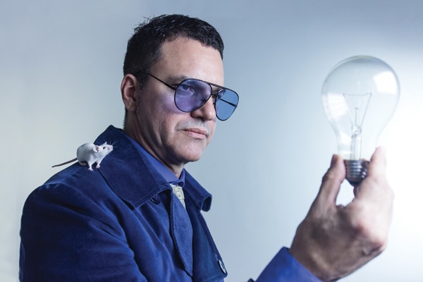 Richard Coleman: "Me enfoqué mucho más en la composición de las canciones" - Richard Coleman no requiere presentación alguna, su amplia y excelsa trayectoria musical lo precede. Ya sea liderando a Fricción y Los Siete Delfines, colaborando con Soda Stereo (en el disco "Nada personal", además del tema "Estoy azulado", de su autoría, aportó el título del álbum, que lo tenía boceteado para Fricción y, ante el pedido de Cerati, aceptó encantado, por citar sólo una contribución) o participando de las bandas de Charly García, Luis Alberto Spinetta y Gustavo Cerati, el guitarrista y compositor de Villa Urquiza cuenta con casi tres décadas de carrera en las que dio sobradas muestras de su talento. c9ccfa49 095b 49e0 abcd 1ade3580a423