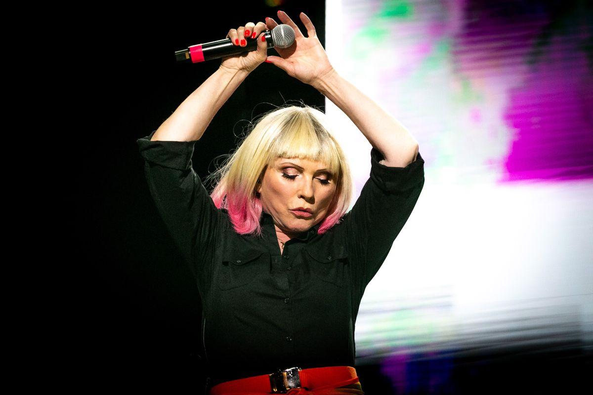 Blondie en Obras: corazón irrompible - Ahora bien: el grupo no lo aclara hasta el anteúltimo tema del concierto, y en todas las fotos de prensa figura el violero. Tampoco hubo un comunicado fehaciente de parte de Blondie, por lo que el gran porcentaje del público se entera cuando empieza a sonar "One way or another" -con un volumen bajísimo, que se nivela al cuarto tema- y ve que el único que está al frente es Tommy Kessler, parte de la banda desde 2010. ca7975cc 8ed2 440e 8cb9 5df13012b46f
