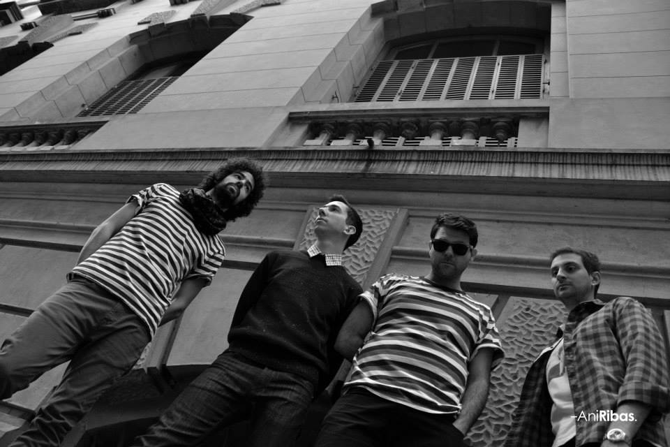 Los santafesinos Caspios publican su EP debut - El estiramiento de las vocales le da un toque dramático a cierta prosa desamorosa. Pese a apoyarse en el a veces desmerecido indie pop, no hay monotonía pero si una agradable simpleza. “Lunar”, por ejemplo, utiliza más recursos de otros géneros o “Piel”, con hammond y guitarras potentes, amplían la búsqueda. caspios1