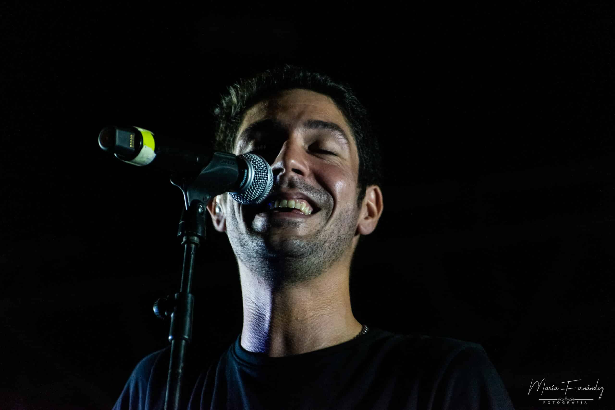 La noche de Babasónicos y El Kuelgue en el Anfiteatro rosarino - El compositor, cantante, multi-instrumentista y productor musical Juani Favre comenzó minutos después de la 20 su set que precedía al de El Kuelgue, grupo con un muy buen presente y un abanico interesante de ritmos y performances. cb3e3305 62e5 4a57 9cfa b286e15ebf5b scaled