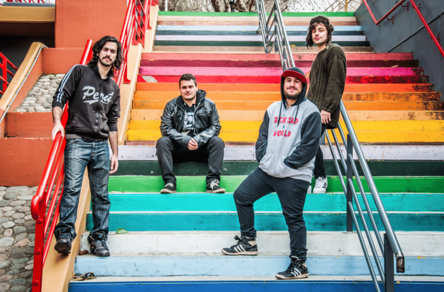 Carga Viva: "El fuerte de la banda es el vivo, es una fiesta" - LB: Aprendimos que una banda no es solo juntarse a hacer música sino que es un estilo de vida que lleva mucha dedicación. Quizás más que otro trabajo. Hay que saber escuchar al otro y estar predispuesto a cambiar si la mayoría cree que es para mejor. Tenés que saber organizarte y dedicar siempre un tiempito para la banda. Sabemos que el camino a recorrer es arduo, pero no hay que aflojar, eso lo pensamos los 4 y va a haber Carga Viva para rato. ccad3cbf 66a7 4393 87d0 cd5aa947c854