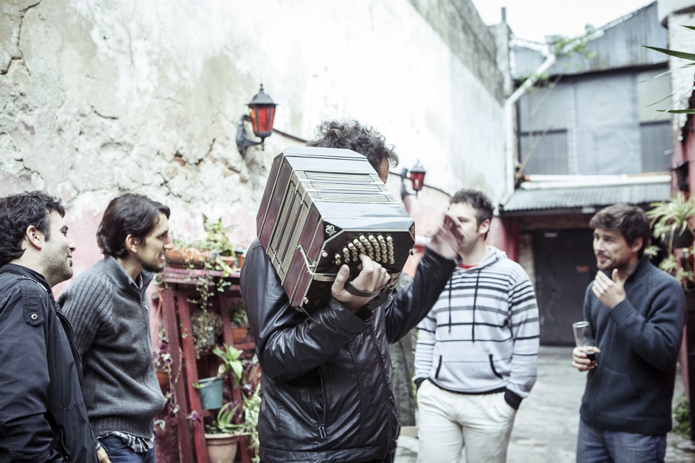 Ciudad del Tango - Los Ciudad Baigón forman parte de la nueva generación de tangueros con espíritu de rock. Elogiados por el Indio Solari, sumaron un nuevo desafío: autogestionar su propio espacio. ciudad baigon 2