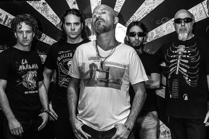 La Naranja: "‘Que Sea Rock’ es una declaración a la que le vamos a hacer honor" - La Naranja se presenta en el marco del QueSeaRockFest, el festival del rock duro que llega a la Ciudad de Buenos Aires luego de una extensa gira por el interior y en el que comparten cartel con figuras de la talla de Michel Peyronel y Stuka.
"'Que Sea Rock’ es una declaración. Ya lo habían dicho los AC/DC en los 70, y nosotros le vamos a hacer honor". Gabriel "Polo" Polonsky, histórico bajista de La Naranja, se hace cargo y redobla la apuesta, porque sabe de lo que habla. La Naranja nació en 1992 como Naranja Metálica, haciendo covers de Riff. Hoy, veinticinco años más tarde, con cinco discos de estudio y uno en vivo a cuestas y con uno de los Riff – Héctor "Boff" Serafine - en su formación, son uno de los representantes más cabales del rock duro local.
Riff marcó un antes y un después del rock duro en argentina ¿Qué significa esa banda para ustedes como músicos, sobre todo teniendo en cuenta que La Naranja cuenta con Boff en sus filas?
Polo: En mí, Riff marcó una manera de escuchar música pesada en español. Los solos más brillantes del Carpo y una base demoledora, tenían letras geniales y un discurso muy bueno en las entrevistas. Además, fue una época explosiva. Hoy, cuando ensayamos con Boff, alucino con que su sonido es el sonido de Riff. Es el guitarrista que más toco con Pappo, es una leyenda viviente. Es un honor y un orgullo tocar los temas de Riff con él, y un doble orgullo tocar los temas de La Naranja con él. Ver cómo los hace propios y los mejora.
El QueSeaRockFest es sin dudas un gran homenaje a Riff, pero también a un disco que entró en la escena local como algo nunca antes escuchado ¿Qué nos pueden contar de este festival?
P: Es un espacio que se creó para las bandas de rock pesado, teniendo en sus filas hoy a dos exponentes del origen mismo del estilo en Argentina . Para el 22 de septiembre también se sumarán otros iconos como Stuka, y alguna sorpresa más. El festival llega a CABA después de una larga gira por el interior ¿Cómo fue la experiencia por las provincias?
P: En el interior fue un éxito total y, viendo cómo se venden las anticipadas en Capital, puedo adelantar que acá también lo va a ser.
¿Qué nos podés adelantar?
P: Estamos haciendo una lista especial para esta fecha, van a sonar canciones que hace mucho no se tocan en vivo y el cierre va a ser demoledor ¡Será difícil que se repita!
¿Qué sigue par la banda después del QueSeaRockFest?
P: Estamos terminando de grabar una serie de temas nuevos que lanzaremos antes del 2019 con videos. Para eso estamos grabando en nuestra sala y preparando lo que va a terminar siendo nuestro próximo disco.
La Naranja se presenta el sábado 22 de septiembre en el Teatro de Flores (Av. Rivadavia 7806, CABA), en el marco del "Que Sea Rock Fest" d2d6afeb 3a1c 4d3c 8ef7 9a32372651d5