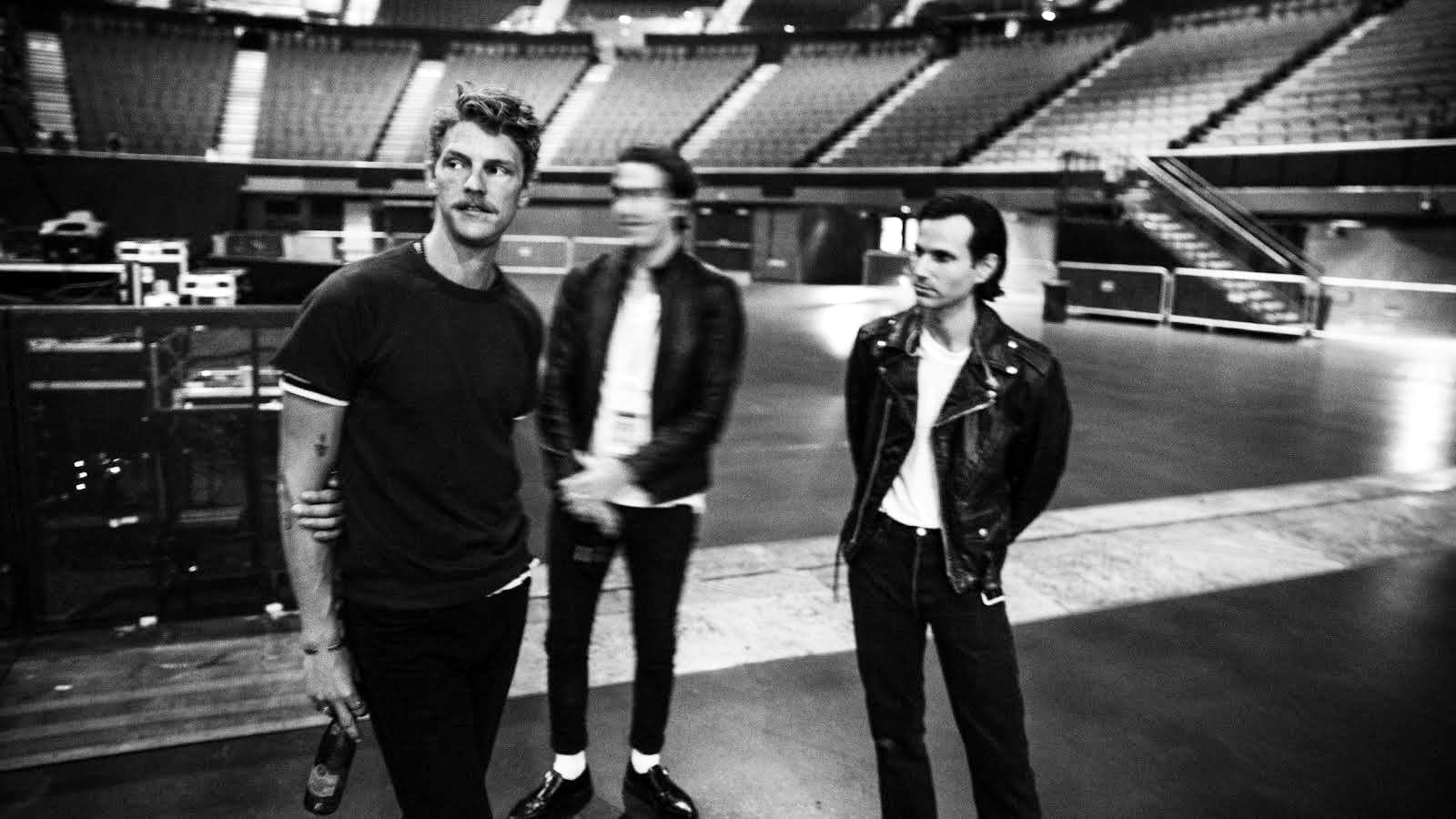 Foster The People: "El arte debe reflejar las preocupaciones de la gente" - Mark Pontius habla sobre "Sacred Hearts Club", el disco que presentarán mañana en Obras y que los devolvió a su faceta política. También explica cómo fue trabajar con el Cirque Du Soleil, y dice que aún hay sectores sensibles con la letra de "Pumped up kicks". "No soy muy bueno siendo amigo de mis exnovias", cuenta entre risas el baterista de Foster The People del otro lado del teléfono. "Pero mi hermana, que ahora está casada, tiene una gran relación con todas sus exparejas, y realmente hay una intención sana detrás. Al fin y al cabo somos humanos, así que aunque a mí no me salga, creo que es posible". Mark Pontius habla desde los Estados Unidos, justo antes de llegar por tercera vez a la Argentina. La charla, además de su presentación del viernes, gira en torno a "Sacred Hearts Club" (2017), el tercer disco del grupo. Y el baterista responde sobre las relaciones post-rupturas porque la letra de "Sit next to me", el último single, las tiene como centro. "En la canción tratamos de mostrar que puede haber un sentimiento positivo muy poderoso", afirma. -"Loyal like Sid and Nancy", en cambio, toca temas sensibles como el "Black live matters" y los refugiados estadounidenses. ¿Cómo es escribir esas canciones en una era tan dividida? -Creo que ningún músico debería tener miedo de tomar partido y analizar los problemas del mundo, con su propia forma de ver las cosas y a través de las letras. El arte es muy universal y me parece una gran manera de dialogar. También empodera a la sociedad, y Mark -Foster, cantante- no tiene concesiones para liderar ese papel. A veces no son composiciones tan premeditadas, simplemente surgen porque te enterás de lo que pasa en el mundo. Lo ideal es reflejar las preocupaciones de la gente, para mí es una de las funciones principales del arte. -¿Y cuál fue tu reacción cuando las radios censuraron "Pumped up kicks" después de la masacre de la escuela Sandy Hook? -Para serte honesto, en un primer momento dijimos: "Wow, lo están tomando muy a pecho". Pero al instante lo entendimos, e incluso ahora que pasaron varios años todavía está esa "cosa" en el aire. Antes le contaba a un amigo que en algunos shows no la tocamos, para ser respetuoso con las ciudades que sufrieron por eso. Y al sacarla de la lista, de una forma rara, la canción todavía mantiene su poder. No habla a favor ni en contra de nada, solamente se refiere a una problemática. Está bien si parte de la sociedad siente la necesidad de rebelarse o sacarla de la radio, porque al hacerlo le dan más visibilidad al asunto de fondo. La gente termina poniéndolo en foco, y eso es genial. Al censurarla, marcan que es algo muy importante. -Claro. -Igual nosotros sólo hicimos un comentario, la violencia es incómoda de abordar y nadie quiere meterse en controversias a propósito. Pero hoy no nos sentimos atacados ni ofendidos porque la hayan prohibido. -¿En alguna ciudad recibieron pedidos de no tocarla? -No, fue por nuestra intuición. No es que a veces la evitamos porque nos lo hayan dicho, sino porque no nos parecía correcto. En Las Vegas habían tenido un tiroteo hace poco, así que no la hicimos. Tenés que ser sensible con tu alrededor. Antes de subir, a veces Mark nos dice "hoy no toquemos ‘Pumped up kicks’", porque lo ve inadecuado. Pero generalmente no es una respuesta al pedido de nadie. DEL PUNK AL HIP HOP
Uno de los álbumes que Foster The People estaba escuchando durante la creación de "Supermodel" (2014) era "Sandinista!", de The Clash (1980). La influencia se nota precisamente en temas como "Are you what you want to be?", pero el rap también fue crucial: hasta se dieron el lujo de samplear a A$AP Rocky en "A begineers guide to destroying the moon". "Esta vez, Mark e Isom (Innis, tecladista) compusieron más que el resto -explica el baterista mientras la llamada recorre el mundo-, pero algo de lo que sonaba era el material psicodélico de los '60s y el hip hop de J. Dilla. Como banda, disfrutamos de procesar lo que oímos en determinada etapa y crear material nuevo e interesante a partir de eso". -"Sacred…" fue el primer álbum desde que Isom y Sean (Cimino, guitarrista) son miembros oficiales de Foster The People. ¿Hubo alguna diferencia a la hora de trabajar? -Realmente no, para nada. Fue más que nada una cuestión legal. Ellos siempre estuvieron involucrados de una manera gigante, fueron una parte muy importante de la banda desde que se sumaron. -En el disco hubo varios músicos tocando la batería y la percusión, incluso más que en los anteriores. ¿Cómo fue para vos relegar ese rol, siendo el verdadero baterista del grupo? -¡Buena pregunta! Me gusta, nunca nadie me lo había consultado (risas). Para mí está totalmente perfecto, Isom es un gran batero y productor. Creo que un productor que también sabe de eso aporta mucha más sensibilidad que los otros de su rubro, porque le mete un feeling y un groove al disco que se reflejan en el resultado. Isom, cuando produce, le pone ese condimento. Lo amo, porque cuando yo aporto algo, él lo entiende y se mueve en esa dirección. Lo que pasó fue que si yo no estaba en el estudio mientras grababan unas tomas o algo, las hacía él porque es muy capaz. Realmente cumplió muy bien la función. Para mí tenemos que fijarnos en lo que suena mejor como un "todo". Al menos desde mi lado, nos pienso como una banda integral y trato de que no haya egos. Es complicado, pero si un tema te pide a tal persona, hay que seguir el instinto sin importar a quién involucre. -Esta vez también trabajaron con un montón de productores, algo más común en el pop. ¿Es complicado organizar los roles y que nadie se termine pisando? -(Piensa). Hoy tratamos de hacer las cosas de la manera menos compleja posible. Hay muchos amigos nuestros que producen bien, y de hecho Isom y Mark se encargaron del gran porcentaje de eso. Claro que se metieron otras personas, pero fue muy orgánico. La relación fluyó saludablemente desde el principio, y obvio que cuando tenés a muchos trabajando en lo mismo, todos tienen que ceder un poco, ¿no? Es algo fácil de hacer cuando los conocés desde antes de entrar al estudio. En ese sentido lo veo como un trabajo colectivo, está bueno dejar la puerta abierta para que todos opinen. -En definitiva es lo que charlábamos antes: por momentos, en las bandas hay que olvidarse de las individualidades. -Sí, es exactamente eso. Cuando entrás al estudio, tenés que tratar de que el ego quede lo más afuera posible. -El disco fue masterizado tres veces porque no estaban convencidos con el resultado final. ¿Qué era lo que no les cerraba? -Es una respuesta larga, pero lo primero que hicimos fue cambiar el orden de los temas, y eso surgió cuando ya recibimos el mastering. Hubo que secuenciar las canciones de otra forma y ver cómo encajaban mejor. El audio y la post-producción son otra rama del arte, y depende mucho de las opiniones de quienes lo vayan oyendo. Es una charla nerd, y Mark se encargó más que nada de eso. Pero todos nos juntamos en el mismo cuarto a definir el orden y la dirección del disco. UN ESCENARIO LLENO DE COLOR
-En septiembre invitaron al elenco del Cirque Du Soleil durante el festival "Life is Beautiful". ¿Cómo se dio la relación con ellos, viniendo de dos ramas distintas? -Mark conoció a uno de los directores creativos cuando estábamos por girar con "Supermodel", y lo contactó para pedirle ayuda y referencias con las producciones que estábamos haciendo. Ahí empezó la relación, y hablaron de hacer algo juntos en el futuro. Así que cuando nos convocaron desde este festival, nos pareció una buena oportunidad porque iba a ser en Las Vegas, de donde son ellos. Era una buena chance para armar algo. La idea empezó de esa forma, y terminó con nosotros tocando un tema de los Beatles y ellos haciendo un baile (risas). Lo más gracioso es que mientras ensayábamos "Hey Jude" en California, los chicos del Cirque estaba practicando su coreografía en la otra punta. Así que nunca vimos la idea final hasta que subimos al escenario: sabíamos la duración y que pasarían ciertas cosas, pero no mucho más. Yo, al ser el baterista y estar atrás de todo, tuve una vista privilegiada. Fue complicado no perderme con lo que tocaba, porque estaba en mi propio show y era algo increíble de admirar. -Mañana llegan al Estadio Obras. Ya vinieron dos veces a la Argentina, ¿pero cómo planean este show considerando que el último fue en 2015 en el Lollapalooza? -Justo es el último tramo del tour de "Sacred…", así que estamos haciendo una celebración divertida para terminar la gira. Pasamos varias semanas sin tocar en el medio, así que estábamos con ganas de salir de vuelta al ruedo y presentar nuestras novedades. Y obviamente, es excelente ver a los fans sudamericanos. ¡Siempre son épicos y geniales! Foster The People presentará "Sacred Hearts Club" el viernes en el Estadio Obras (Av. Del Libertador 7395), con Louta como telonero. Las entradas se consiguen a través de Ticketek. d4a98bf8 53d5 4e83 82a2 2652210da56c