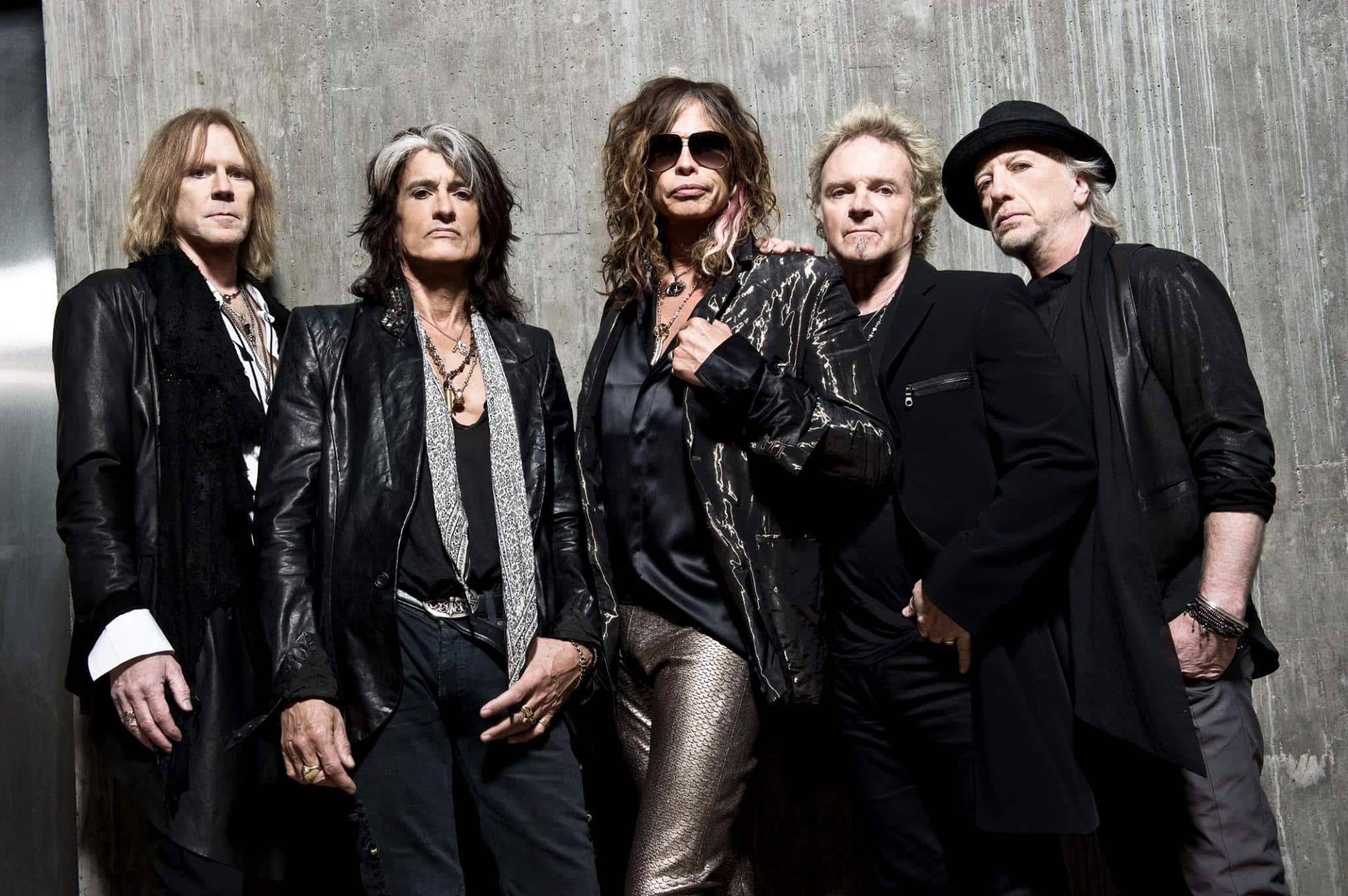Aerosmith canceló su gira por Latinoamérica - El 3 de octubre no habrá visita de la banda de Boston al estadio de Rosario Central por problemas de salud de Steven Tyler. El comunicado detallado que reprodujo Rock & Pop Chile explica: "debido a problemas médicos inesperados, el vocalista, Steven Tyler, tuvo que solicitar ayuda médica y fue informado sobre su imposibilidad de viajar y actuar".
"Steven espera recuperarse completamente con el descanso. Con los cuidados apropiados estará pronto de vuelta para seguir rockeando alrededor del mundo", finalizaron. Además de Argentina esta gira también tenía presentaciones de Aerosmith en Brasil, Chile y México.
El cantante de 69 años expresó: "Lo siento mucho y siento que los he decepcionado… no estaré disponible para continuar con los últimos cuatro conciertos de este tour. Volé de vuelta a Estados Unidos por orden médica, luego del concierto en Sao Paulo. Por favor no se preocupen… No estoy en una situación de riesgo vital, pero necesito lidiar con esto ahora mismo, descansar y recibir tratamiento médico inmediato".
Aerosmith publicó hace unos meses que el "Aero-Vederci Baby! Tour" sería su gira de despedida "eterna"; una serie de conciertos que no tenían un último punto específico yen la que celebraban casi 50 años de carrera. Habrá que esperar.
Las cuatro fechas suspendidas en Latinoamérica:
Miércoles 27 de septiembre- Curitiba, BrasilSábado 30 de septiembre - Santiago, ChileMartes 3 de octubre - Rosario, ArgentinaSábado 7 de octubre - Monterrey México
El comunicado oficial de la productora rosarina: d771a3cc cc36 4d63 8fea dcb11fc06eea
