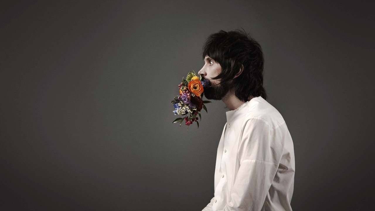 Kasabian: "Hay una línea muy fina entre el juicio y la locura" - "El Tinder de nuestro guitar tech está prendido fuego -dice el líder de Kasabian en alusión a quien aparece en la portada de "For crying out loud" (2017)-. ¡Ama esa tapa! Ahora es famoso, y sólo por eso valió la pena incluirlo". Sergio Pizzorno se refiere a Rick Graham, un plomo que los acompaña desde hace unos quince años y que figura en el primer plano de su último álbum… llorando lágrimas digitales. da3cdf9b 101d 49d2 8af3 4262dc0dd66a