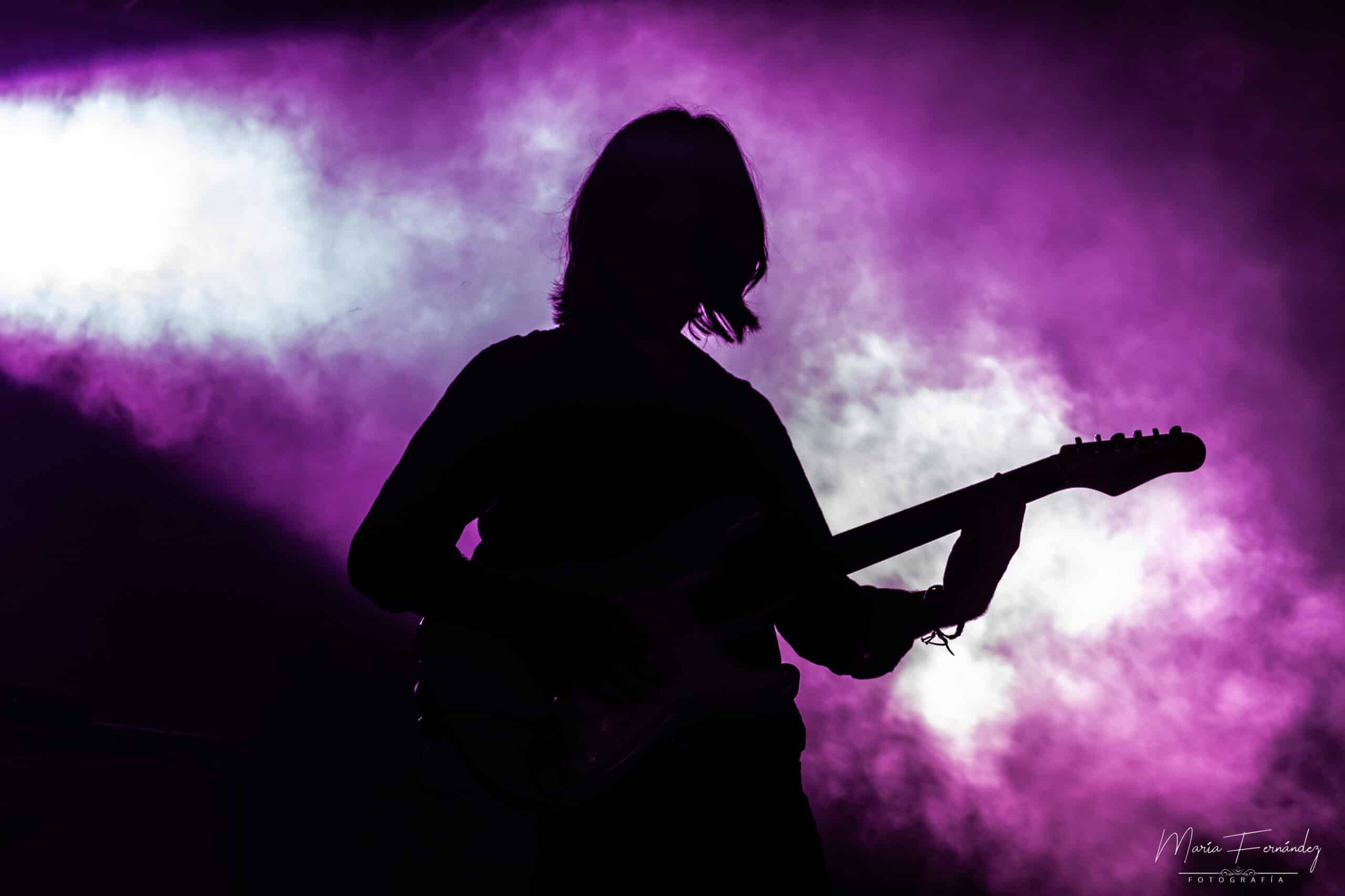 La noche de Babasónicos y El Kuelgue en el Anfiteatro rosarino - El compositor, cantante, multi-instrumentista y productor musical Juani Favre comenzó minutos después de la 20 su set que precedía al de El Kuelgue, grupo con un muy buen presente y un abanico interesante de ritmos y performances. daff7677 f718 4f80 8db8 925f0d73fe42 scaled