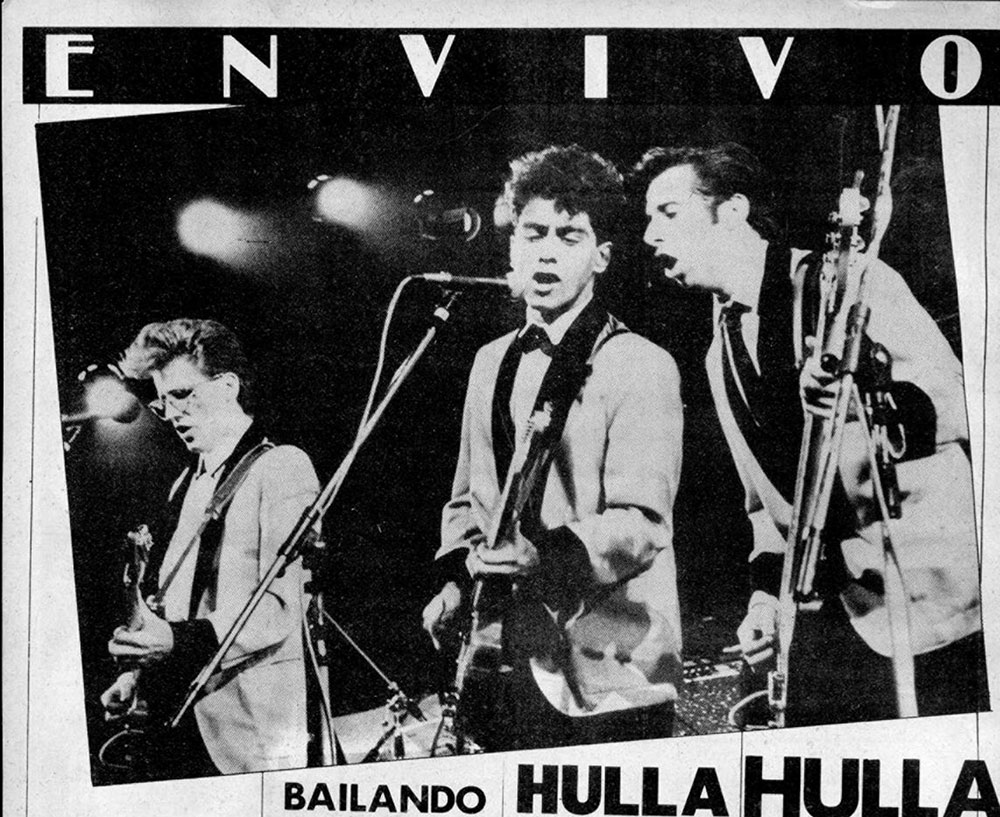 Bailando Hulla Hulla - Con menos público del que se preveía, Los Twist presentaron en el estadio Obras su segundo longplay. El concierto en general tuvo un nivel desparejo alternando momentos divertidos con otros que no lo fueron tanto. Los instantes culminantes se vivieron con los temas del primer álbum, como "Jugando hullahulla", "El primero te lo regalan, el segundo te lo venden", "Pensé que se trataba de cieguitos", "En el bowling", "Jabones flotadores", "Cleopatra" y "25 estrellas de oro". Los temas del nuevo disco no tienen el mismo impacto que los de "La dicha en movimiento" y eso fue fácilmente comprobable en la reacción del público. db5e3f9a b923 4b52 9371 b8e7246c76af