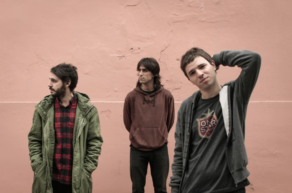 Caos Luz: "Es importante que nuestro público se sienta parte de los shows" - "Creo que Elliot Smith hizo que me animara a ser cada vez más sincero conmigo mismo, que no me guardara nada. Que aprovechara la oportunidad de componer para sacarme la mierda de adentro, y todo ese dolor que se acumula día a día -explica David Tagger, frontman de Caos Luz-. Nunca escribí algo por compromiso o por si pegaba. Pero antes no me animaba a soltarme en todas las letras: muchas veces me quedaba por la mitad". dbe51a3e cb60 417a a1f9 dcef625c4a4c