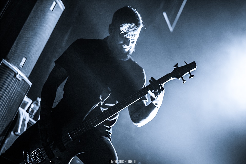 In Flames en Vorterix: Batalla ganada - Principios de los 90. A contramano del mundo – que viraba del heavy metal más clásico hacia el grunge -, los siempre revolucionarios nórdicos toman lo que aprendieron de los clásicos del rock pesado de los 70 y 80, le dan una vuelta de tuerca y crean algo nuevo. Así nace, de las manos de bandas como In Flames, Dark Tranquillity, At The Gates, el célebre ‘sonido de Gotemburgo’: un death metal agresivo, gutural y al palo, pero con la melodía y el estribillo ganchero como prioridades innegociables. dbe5ab7b 40b8 4ef8 b024 6fea556ee6fb