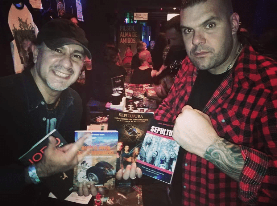 Ariel Osvaldo Torres: el argentino que escribió un libro sobre Sepultura - De adolescente, Ariel Osvaldo Torres ya era un apasionado de la música. Más específicamente del metal: entre sus pasatiempos estaba descubrir bandas, sonidos y sensaciones, como muchos entusiastas de su edad. Pero había un grupo al que se negaba: eran brasileros, y ese ya era un motivo suficiente como para no prestarles atención. "Sentía celos, no quería consumir nada de allá por un tema tonto, de competencia", explica hoy entre risas. La banda en cuestión era nada menos que Sepultura. ddea309d 53f4 4804 8695 148691594c3b