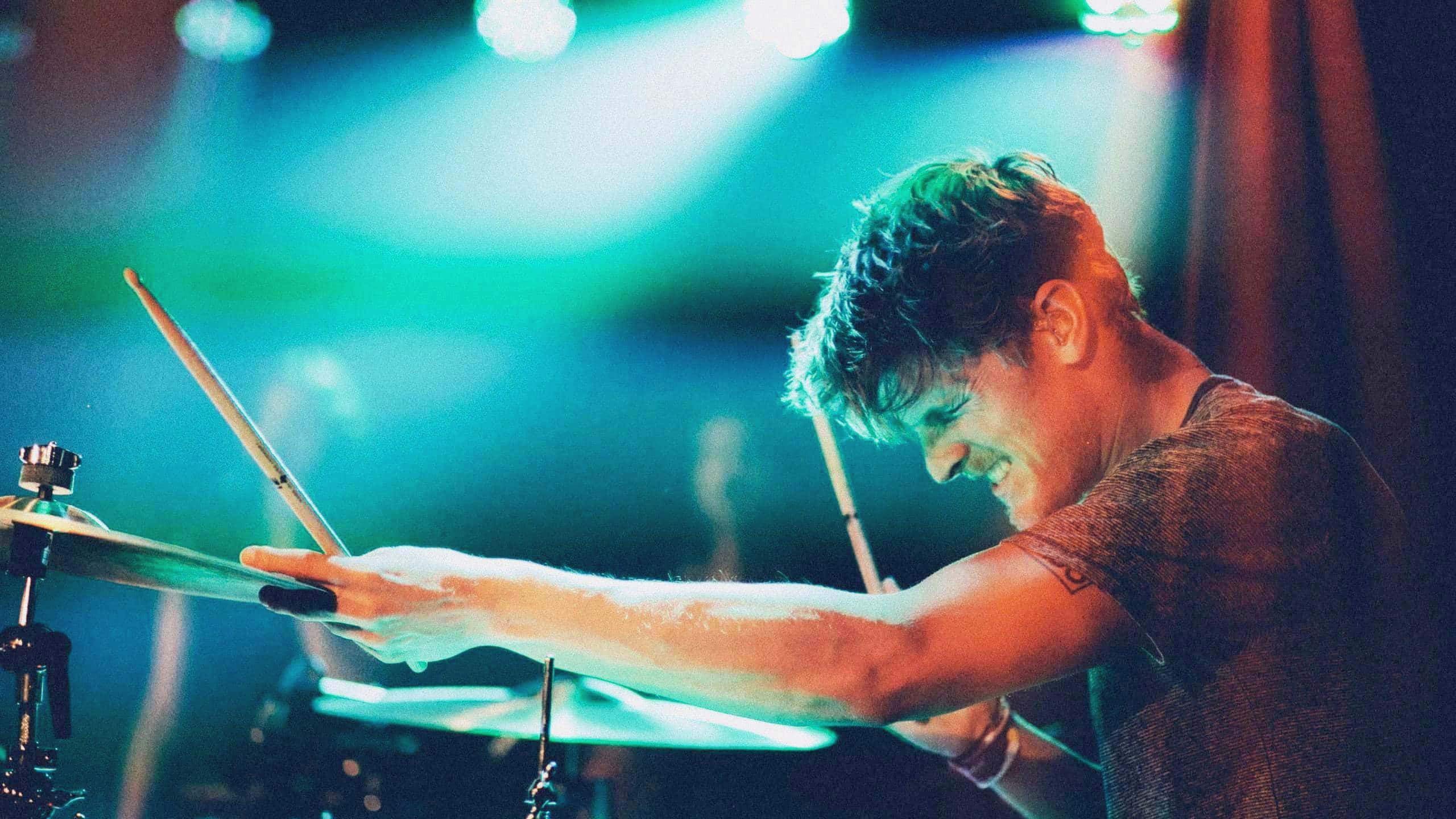Foster The People: "El arte debe reflejar las preocupaciones de la gente" - Mark Pontius habla sobre "Sacred Hearts Club", el disco que presentarán mañana en Obras y que los devolvió a su faceta política. También explica cómo fue trabajar con el Cirque Du Soleil, y dice que aún hay sectores sensibles con la letra de "Pumped up kicks". "No soy muy bueno siendo amigo de mis exnovias", cuenta entre risas el baterista de Foster The People del otro lado del teléfono. "Pero mi hermana, que ahora está casada, tiene una gran relación con todas sus exparejas, y realmente hay una intención sana detrás. Al fin y al cabo somos humanos, así que aunque a mí no me salga, creo que es posible". Mark Pontius habla desde los Estados Unidos, justo antes de llegar por tercera vez a la Argentina. La charla, además de su presentación del viernes, gira en torno a "Sacred Hearts Club" (2017), el tercer disco del grupo. Y el baterista responde sobre las relaciones post-rupturas porque la letra de "Sit next to me", el último single, las tiene como centro. "En la canción tratamos de mostrar que puede haber un sentimiento positivo muy poderoso", afirma. -"Loyal like Sid and Nancy", en cambio, toca temas sensibles como el "Black live matters" y los refugiados estadounidenses. ¿Cómo es escribir esas canciones en una era tan dividida? -Creo que ningún músico debería tener miedo de tomar partido y analizar los problemas del mundo, con su propia forma de ver las cosas y a través de las letras. El arte es muy universal y me parece una gran manera de dialogar. También empodera a la sociedad, y Mark -Foster, cantante- no tiene concesiones para liderar ese papel. A veces no son composiciones tan premeditadas, simplemente surgen porque te enterás de lo que pasa en el mundo. Lo ideal es reflejar las preocupaciones de la gente, para mí es una de las funciones principales del arte. -¿Y cuál fue tu reacción cuando las radios censuraron "Pumped up kicks" después de la masacre de la escuela Sandy Hook? -Para serte honesto, en un primer momento dijimos: "Wow, lo están tomando muy a pecho". Pero al instante lo entendimos, e incluso ahora que pasaron varios años todavía está esa "cosa" en el aire. Antes le contaba a un amigo que en algunos shows no la tocamos, para ser respetuoso con las ciudades que sufrieron por eso. Y al sacarla de la lista, de una forma rara, la canción todavía mantiene su poder. No habla a favor ni en contra de nada, solamente se refiere a una problemática. Está bien si parte de la sociedad siente la necesidad de rebelarse o sacarla de la radio, porque al hacerlo le dan más visibilidad al asunto de fondo. La gente termina poniéndolo en foco, y eso es genial. Al censurarla, marcan que es algo muy importante. -Claro. -Igual nosotros sólo hicimos un comentario, la violencia es incómoda de abordar y nadie quiere meterse en controversias a propósito. Pero hoy no nos sentimos atacados ni ofendidos porque la hayan prohibido. -¿En alguna ciudad recibieron pedidos de no tocarla? -No, fue por nuestra intuición. No es que a veces la evitamos porque nos lo hayan dicho, sino porque no nos parecía correcto. En Las Vegas habían tenido un tiroteo hace poco, así que no la hicimos. Tenés que ser sensible con tu alrededor. Antes de subir, a veces Mark nos dice "hoy no toquemos ‘Pumped up kicks’", porque lo ve inadecuado. Pero generalmente no es una respuesta al pedido de nadie. DEL PUNK AL HIP HOP
Uno de los álbumes que Foster The People estaba escuchando durante la creación de "Supermodel" (2014) era "Sandinista!", de The Clash (1980). La influencia se nota precisamente en temas como "Are you what you want to be?", pero el rap también fue crucial: hasta se dieron el lujo de samplear a A$AP Rocky en "A begineers guide to destroying the moon". "Esta vez, Mark e Isom (Innis, tecladista) compusieron más que el resto -explica el baterista mientras la llamada recorre el mundo-, pero algo de lo que sonaba era el material psicodélico de los '60s y el hip hop de J. Dilla. Como banda, disfrutamos de procesar lo que oímos en determinada etapa y crear material nuevo e interesante a partir de eso". -"Sacred…" fue el primer álbum desde que Isom y Sean (Cimino, guitarrista) son miembros oficiales de Foster The People. ¿Hubo alguna diferencia a la hora de trabajar? -Realmente no, para nada. Fue más que nada una cuestión legal. Ellos siempre estuvieron involucrados de una manera gigante, fueron una parte muy importante de la banda desde que se sumaron. -En el disco hubo varios músicos tocando la batería y la percusión, incluso más que en los anteriores. ¿Cómo fue para vos relegar ese rol, siendo el verdadero baterista del grupo? -¡Buena pregunta! Me gusta, nunca nadie me lo había consultado (risas). Para mí está totalmente perfecto, Isom es un gran batero y productor. Creo que un productor que también sabe de eso aporta mucha más sensibilidad que los otros de su rubro, porque le mete un feeling y un groove al disco que se reflejan en el resultado. Isom, cuando produce, le pone ese condimento. Lo amo, porque cuando yo aporto algo, él lo entiende y se mueve en esa dirección. Lo que pasó fue que si yo no estaba en el estudio mientras grababan unas tomas o algo, las hacía él porque es muy capaz. Realmente cumplió muy bien la función. Para mí tenemos que fijarnos en lo que suena mejor como un "todo". Al menos desde mi lado, nos pienso como una banda integral y trato de que no haya egos. Es complicado, pero si un tema te pide a tal persona, hay que seguir el instinto sin importar a quién involucre. -Esta vez también trabajaron con un montón de productores, algo más común en el pop. ¿Es complicado organizar los roles y que nadie se termine pisando? -(Piensa). Hoy tratamos de hacer las cosas de la manera menos compleja posible. Hay muchos amigos nuestros que producen bien, y de hecho Isom y Mark se encargaron del gran porcentaje de eso. Claro que se metieron otras personas, pero fue muy orgánico. La relación fluyó saludablemente desde el principio, y obvio que cuando tenés a muchos trabajando en lo mismo, todos tienen que ceder un poco, ¿no? Es algo fácil de hacer cuando los conocés desde antes de entrar al estudio. En ese sentido lo veo como un trabajo colectivo, está bueno dejar la puerta abierta para que todos opinen. -En definitiva es lo que charlábamos antes: por momentos, en las bandas hay que olvidarse de las individualidades. -Sí, es exactamente eso. Cuando entrás al estudio, tenés que tratar de que el ego quede lo más afuera posible. -El disco fue masterizado tres veces porque no estaban convencidos con el resultado final. ¿Qué era lo que no les cerraba? -Es una respuesta larga, pero lo primero que hicimos fue cambiar el orden de los temas, y eso surgió cuando ya recibimos el mastering. Hubo que secuenciar las canciones de otra forma y ver cómo encajaban mejor. El audio y la post-producción son otra rama del arte, y depende mucho de las opiniones de quienes lo vayan oyendo. Es una charla nerd, y Mark se encargó más que nada de eso. Pero todos nos juntamos en el mismo cuarto a definir el orden y la dirección del disco. UN ESCENARIO LLENO DE COLOR
-En septiembre invitaron al elenco del Cirque Du Soleil durante el festival "Life is Beautiful". ¿Cómo se dio la relación con ellos, viniendo de dos ramas distintas? -Mark conoció a uno de los directores creativos cuando estábamos por girar con "Supermodel", y lo contactó para pedirle ayuda y referencias con las producciones que estábamos haciendo. Ahí empezó la relación, y hablaron de hacer algo juntos en el futuro. Así que cuando nos convocaron desde este festival, nos pareció una buena oportunidad porque iba a ser en Las Vegas, de donde son ellos. Era una buena chance para armar algo. La idea empezó de esa forma, y terminó con nosotros tocando un tema de los Beatles y ellos haciendo un baile (risas). Lo más gracioso es que mientras ensayábamos "Hey Jude" en California, los chicos del Cirque estaba practicando su coreografía en la otra punta. Así que nunca vimos la idea final hasta que subimos al escenario: sabíamos la duración y que pasarían ciertas cosas, pero no mucho más. Yo, al ser el baterista y estar atrás de todo, tuve una vista privilegiada. Fue complicado no perderme con lo que tocaba, porque estaba en mi propio show y era algo increíble de admirar. -Mañana llegan al Estadio Obras. Ya vinieron dos veces a la Argentina, ¿pero cómo planean este show considerando que el último fue en 2015 en el Lollapalooza? -Justo es el último tramo del tour de "Sacred…", así que estamos haciendo una celebración divertida para terminar la gira. Pasamos varias semanas sin tocar en el medio, así que estábamos con ganas de salir de vuelta al ruedo y presentar nuestras novedades. Y obviamente, es excelente ver a los fans sudamericanos. ¡Siempre son épicos y geniales! Foster The People presentará "Sacred Hearts Club" el viernes en el Estadio Obras (Av. Del Libertador 7395), con Louta como telonero. Las entradas se consiguen a través de Ticketek. de05bcca c7b9 467a b44e 7a89ecc67e62