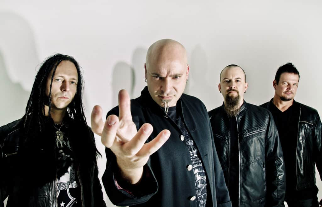Disturbed: "Ni nuestro bajista sabía que estábamos grabando un disco" - A mediados de 2011, una de las bandas más activas del metal anunciaba su separación por tiempo indeterminado. Desde ahí, hubo un hermetismo total y se escondieron por completo. Cuatro años más tarde, y cuando nadie se lo esperaba, Disturbed confirmó su regreso.... con un disco bajo el brazo. disturbed 2