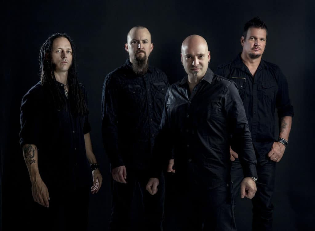Disturbed: "Ni nuestro bajista sabía que estábamos grabando un disco" - A mediados de 2011, una de las bandas más activas del metal anunciaba su separación por tiempo indeterminado. Desde ahí, hubo un hermetismo total y se escondieron por completo. Cuatro años más tarde, y cuando nadie se lo esperaba, Disturbed confirmó su regreso.... con un disco bajo el brazo. disturbed 3