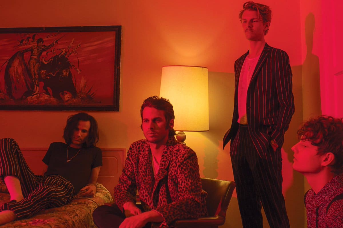 Foster The People: "El arte debe reflejar las preocupaciones de la gente" - Mark Pontius habla sobre "Sacred Hearts Club", el disco que presentarán mañana en Obras y que los devolvió a su faceta política. También explica cómo fue trabajar con el Cirque Du Soleil, y dice que aún hay sectores sensibles con la letra de "Pumped up kicks". "No soy muy bueno siendo amigo de mis exnovias", cuenta entre risas el baterista de Foster The People del otro lado del teléfono. "Pero mi hermana, que ahora está casada, tiene una gran relación con todas sus exparejas, y realmente hay una intención sana detrás. Al fin y al cabo somos humanos, así que aunque a mí no me salga, creo que es posible". Mark Pontius habla desde los Estados Unidos, justo antes de llegar por tercera vez a la Argentina. La charla, además de su presentación del viernes, gira en torno a "Sacred Hearts Club" (2017), el tercer disco del grupo. Y el baterista responde sobre las relaciones post-rupturas porque la letra de "Sit next to me", el último single, las tiene como centro. "En la canción tratamos de mostrar que puede haber un sentimiento positivo muy poderoso", afirma. -"Loyal like Sid and Nancy", en cambio, toca temas sensibles como el "Black live matters" y los refugiados estadounidenses. ¿Cómo es escribir esas canciones en una era tan dividida? -Creo que ningún músico debería tener miedo de tomar partido y analizar los problemas del mundo, con su propia forma de ver las cosas y a través de las letras. El arte es muy universal y me parece una gran manera de dialogar. También empodera a la sociedad, y Mark -Foster, cantante- no tiene concesiones para liderar ese papel. A veces no son composiciones tan premeditadas, simplemente surgen porque te enterás de lo que pasa en el mundo. Lo ideal es reflejar las preocupaciones de la gente, para mí es una de las funciones principales del arte. -¿Y cuál fue tu reacción cuando las radios censuraron "Pumped up kicks" después de la masacre de la escuela Sandy Hook? -Para serte honesto, en un primer momento dijimos: "Wow, lo están tomando muy a pecho". Pero al instante lo entendimos, e incluso ahora que pasaron varios años todavía está esa "cosa" en el aire. Antes le contaba a un amigo que en algunos shows no la tocamos, para ser respetuoso con las ciudades que sufrieron por eso. Y al sacarla de la lista, de una forma rara, la canción todavía mantiene su poder. No habla a favor ni en contra de nada, solamente se refiere a una problemática. Está bien si parte de la sociedad siente la necesidad de rebelarse o sacarla de la radio, porque al hacerlo le dan más visibilidad al asunto de fondo. La gente termina poniéndolo en foco, y eso es genial. Al censurarla, marcan que es algo muy importante. -Claro. -Igual nosotros sólo hicimos un comentario, la violencia es incómoda de abordar y nadie quiere meterse en controversias a propósito. Pero hoy no nos sentimos atacados ni ofendidos porque la hayan prohibido. -¿En alguna ciudad recibieron pedidos de no tocarla? -No, fue por nuestra intuición. No es que a veces la evitamos porque nos lo hayan dicho, sino porque no nos parecía correcto. En Las Vegas habían tenido un tiroteo hace poco, así que no la hicimos. Tenés que ser sensible con tu alrededor. Antes de subir, a veces Mark nos dice "hoy no toquemos ‘Pumped up kicks’", porque lo ve inadecuado. Pero generalmente no es una respuesta al pedido de nadie. DEL PUNK AL HIP HOP
Uno de los álbumes que Foster The People estaba escuchando durante la creación de "Supermodel" (2014) era "Sandinista!", de The Clash (1980). La influencia se nota precisamente en temas como "Are you what you want to be?", pero el rap también fue crucial: hasta se dieron el lujo de samplear a A$AP Rocky en "A begineers guide to destroying the moon". "Esta vez, Mark e Isom (Innis, tecladista) compusieron más que el resto -explica el baterista mientras la llamada recorre el mundo-, pero algo de lo que sonaba era el material psicodélico de los '60s y el hip hop de J. Dilla. Como banda, disfrutamos de procesar lo que oímos en determinada etapa y crear material nuevo e interesante a partir de eso". -"Sacred…" fue el primer álbum desde que Isom y Sean (Cimino, guitarrista) son miembros oficiales de Foster The People. ¿Hubo alguna diferencia a la hora de trabajar? -Realmente no, para nada. Fue más que nada una cuestión legal. Ellos siempre estuvieron involucrados de una manera gigante, fueron una parte muy importante de la banda desde que se sumaron. -En el disco hubo varios músicos tocando la batería y la percusión, incluso más que en los anteriores. ¿Cómo fue para vos relegar ese rol, siendo el verdadero baterista del grupo? -¡Buena pregunta! Me gusta, nunca nadie me lo había consultado (risas). Para mí está totalmente perfecto, Isom es un gran batero y productor. Creo que un productor que también sabe de eso aporta mucha más sensibilidad que los otros de su rubro, porque le mete un feeling y un groove al disco que se reflejan en el resultado. Isom, cuando produce, le pone ese condimento. Lo amo, porque cuando yo aporto algo, él lo entiende y se mueve en esa dirección. Lo que pasó fue que si yo no estaba en el estudio mientras grababan unas tomas o algo, las hacía él porque es muy capaz. Realmente cumplió muy bien la función. Para mí tenemos que fijarnos en lo que suena mejor como un "todo". Al menos desde mi lado, nos pienso como una banda integral y trato de que no haya egos. Es complicado, pero si un tema te pide a tal persona, hay que seguir el instinto sin importar a quién involucre. -Esta vez también trabajaron con un montón de productores, algo más común en el pop. ¿Es complicado organizar los roles y que nadie se termine pisando? -(Piensa). Hoy tratamos de hacer las cosas de la manera menos compleja posible. Hay muchos amigos nuestros que producen bien, y de hecho Isom y Mark se encargaron del gran porcentaje de eso. Claro que se metieron otras personas, pero fue muy orgánico. La relación fluyó saludablemente desde el principio, y obvio que cuando tenés a muchos trabajando en lo mismo, todos tienen que ceder un poco, ¿no? Es algo fácil de hacer cuando los conocés desde antes de entrar al estudio. En ese sentido lo veo como un trabajo colectivo, está bueno dejar la puerta abierta para que todos opinen. -En definitiva es lo que charlábamos antes: por momentos, en las bandas hay que olvidarse de las individualidades. -Sí, es exactamente eso. Cuando entrás al estudio, tenés que tratar de que el ego quede lo más afuera posible. -El disco fue masterizado tres veces porque no estaban convencidos con el resultado final. ¿Qué era lo que no les cerraba? -Es una respuesta larga, pero lo primero que hicimos fue cambiar el orden de los temas, y eso surgió cuando ya recibimos el mastering. Hubo que secuenciar las canciones de otra forma y ver cómo encajaban mejor. El audio y la post-producción son otra rama del arte, y depende mucho de las opiniones de quienes lo vayan oyendo. Es una charla nerd, y Mark se encargó más que nada de eso. Pero todos nos juntamos en el mismo cuarto a definir el orden y la dirección del disco. UN ESCENARIO LLENO DE COLOR
-En septiembre invitaron al elenco del Cirque Du Soleil durante el festival "Life is Beautiful". ¿Cómo se dio la relación con ellos, viniendo de dos ramas distintas? -Mark conoció a uno de los directores creativos cuando estábamos por girar con "Supermodel", y lo contactó para pedirle ayuda y referencias con las producciones que estábamos haciendo. Ahí empezó la relación, y hablaron de hacer algo juntos en el futuro. Así que cuando nos convocaron desde este festival, nos pareció una buena oportunidad porque iba a ser en Las Vegas, de donde son ellos. Era una buena chance para armar algo. La idea empezó de esa forma, y terminó con nosotros tocando un tema de los Beatles y ellos haciendo un baile (risas). Lo más gracioso es que mientras ensayábamos "Hey Jude" en California, los chicos del Cirque estaba practicando su coreografía en la otra punta. Así que nunca vimos la idea final hasta que subimos al escenario: sabíamos la duración y que pasarían ciertas cosas, pero no mucho más. Yo, al ser el baterista y estar atrás de todo, tuve una vista privilegiada. Fue complicado no perderme con lo que tocaba, porque estaba en mi propio show y era algo increíble de admirar. -Mañana llegan al Estadio Obras. Ya vinieron dos veces a la Argentina, ¿pero cómo planean este show considerando que el último fue en 2015 en el Lollapalooza? -Justo es el último tramo del tour de "Sacred…", así que estamos haciendo una celebración divertida para terminar la gira. Pasamos varias semanas sin tocar en el medio, así que estábamos con ganas de salir de vuelta al ruedo y presentar nuestras novedades. Y obviamente, es excelente ver a los fans sudamericanos. ¡Siempre son épicos y geniales! Foster The People presentará "Sacred Hearts Club" el viernes en el Estadio Obras (Av. Del Libertador 7395), con Louta como telonero. Las entradas se consiguen a través de Ticketek. e27c509c 1c51 4e02 a5ba 791f60de1f7c
