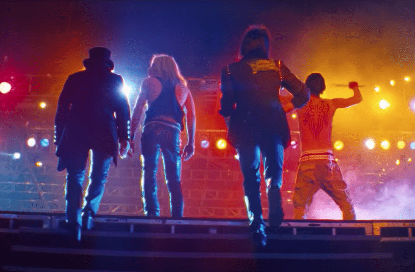 Así es "The Dirt", la peli de Netflix sobre Mötley Crüe - El largometraje que reconstruye la trayectoria de Mötley Crüe, una de las bandas más conocidas del glam metal, fue dirigida por Jeff Tremaine, conocido por sus trabajos con la saga "Jackass", la cual incluye la serie de MTV y otras cinco películas. La última producción Tremaine se basó en la autobiografía oficial del grupo oriundo de California para acercarnos la historia de vida de cada uno de los integrantes originales pasando por la fama y los excesos que trajo aparejado el éxito del conjunto y terminando con las grandes dificultades que tuvieron que atravesar a causa de la vertiginosa vida que llevaban sus miembros. Todo intercalado con conciertos y los hits más conocidos de Mötley Crüe. e3dc6927 1119 4f66 8ab2 f85ead43fe6c