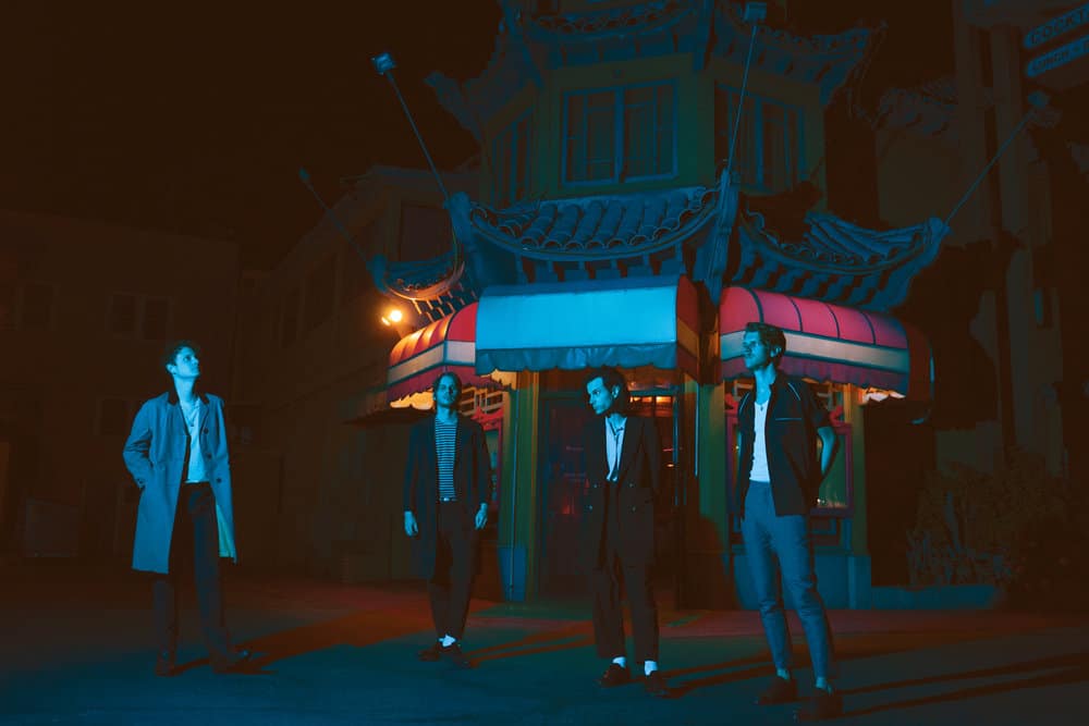 Foster The People: "El arte debe reflejar las preocupaciones de la gente" - Mark Pontius habla sobre "Sacred Hearts Club", el disco que presentarán mañana en Obras y que los devolvió a su faceta política. También explica cómo fue trabajar con el Cirque Du Soleil, y dice que aún hay sectores sensibles con la letra de "Pumped up kicks". "No soy muy bueno siendo amigo de mis exnovias", cuenta entre risas el baterista de Foster The People del otro lado del teléfono. "Pero mi hermana, que ahora está casada, tiene una gran relación con todas sus exparejas, y realmente hay una intención sana detrás. Al fin y al cabo somos humanos, así que aunque a mí no me salga, creo que es posible". Mark Pontius habla desde los Estados Unidos, justo antes de llegar por tercera vez a la Argentina. La charla, además de su presentación del viernes, gira en torno a "Sacred Hearts Club" (2017), el tercer disco del grupo. Y el baterista responde sobre las relaciones post-rupturas porque la letra de "Sit next to me", el último single, las tiene como centro. "En la canción tratamos de mostrar que puede haber un sentimiento positivo muy poderoso", afirma. -"Loyal like Sid and Nancy", en cambio, toca temas sensibles como el "Black live matters" y los refugiados estadounidenses. ¿Cómo es escribir esas canciones en una era tan dividida? -Creo que ningún músico debería tener miedo de tomar partido y analizar los problemas del mundo, con su propia forma de ver las cosas y a través de las letras. El arte es muy universal y me parece una gran manera de dialogar. También empodera a la sociedad, y Mark -Foster, cantante- no tiene concesiones para liderar ese papel. A veces no son composiciones tan premeditadas, simplemente surgen porque te enterás de lo que pasa en el mundo. Lo ideal es reflejar las preocupaciones de la gente, para mí es una de las funciones principales del arte. -¿Y cuál fue tu reacción cuando las radios censuraron "Pumped up kicks" después de la masacre de la escuela Sandy Hook? -Para serte honesto, en un primer momento dijimos: "Wow, lo están tomando muy a pecho". Pero al instante lo entendimos, e incluso ahora que pasaron varios años todavía está esa "cosa" en el aire. Antes le contaba a un amigo que en algunos shows no la tocamos, para ser respetuoso con las ciudades que sufrieron por eso. Y al sacarla de la lista, de una forma rara, la canción todavía mantiene su poder. No habla a favor ni en contra de nada, solamente se refiere a una problemática. Está bien si parte de la sociedad siente la necesidad de rebelarse o sacarla de la radio, porque al hacerlo le dan más visibilidad al asunto de fondo. La gente termina poniéndolo en foco, y eso es genial. Al censurarla, marcan que es algo muy importante. -Claro. -Igual nosotros sólo hicimos un comentario, la violencia es incómoda de abordar y nadie quiere meterse en controversias a propósito. Pero hoy no nos sentimos atacados ni ofendidos porque la hayan prohibido. -¿En alguna ciudad recibieron pedidos de no tocarla? -No, fue por nuestra intuición. No es que a veces la evitamos porque nos lo hayan dicho, sino porque no nos parecía correcto. En Las Vegas habían tenido un tiroteo hace poco, así que no la hicimos. Tenés que ser sensible con tu alrededor. Antes de subir, a veces Mark nos dice "hoy no toquemos ‘Pumped up kicks’", porque lo ve inadecuado. Pero generalmente no es una respuesta al pedido de nadie. DEL PUNK AL HIP HOP
Uno de los álbumes que Foster The People estaba escuchando durante la creación de "Supermodel" (2014) era "Sandinista!", de The Clash (1980). La influencia se nota precisamente en temas como "Are you what you want to be?", pero el rap también fue crucial: hasta se dieron el lujo de samplear a A$AP Rocky en "A begineers guide to destroying the moon". "Esta vez, Mark e Isom (Innis, tecladista) compusieron más que el resto -explica el baterista mientras la llamada recorre el mundo-, pero algo de lo que sonaba era el material psicodélico de los '60s y el hip hop de J. Dilla. Como banda, disfrutamos de procesar lo que oímos en determinada etapa y crear material nuevo e interesante a partir de eso". -"Sacred…" fue el primer álbum desde que Isom y Sean (Cimino, guitarrista) son miembros oficiales de Foster The People. ¿Hubo alguna diferencia a la hora de trabajar? -Realmente no, para nada. Fue más que nada una cuestión legal. Ellos siempre estuvieron involucrados de una manera gigante, fueron una parte muy importante de la banda desde que se sumaron. -En el disco hubo varios músicos tocando la batería y la percusión, incluso más que en los anteriores. ¿Cómo fue para vos relegar ese rol, siendo el verdadero baterista del grupo? -¡Buena pregunta! Me gusta, nunca nadie me lo había consultado (risas). Para mí está totalmente perfecto, Isom es un gran batero y productor. Creo que un productor que también sabe de eso aporta mucha más sensibilidad que los otros de su rubro, porque le mete un feeling y un groove al disco que se reflejan en el resultado. Isom, cuando produce, le pone ese condimento. Lo amo, porque cuando yo aporto algo, él lo entiende y se mueve en esa dirección. Lo que pasó fue que si yo no estaba en el estudio mientras grababan unas tomas o algo, las hacía él porque es muy capaz. Realmente cumplió muy bien la función. Para mí tenemos que fijarnos en lo que suena mejor como un "todo". Al menos desde mi lado, nos pienso como una banda integral y trato de que no haya egos. Es complicado, pero si un tema te pide a tal persona, hay que seguir el instinto sin importar a quién involucre. -Esta vez también trabajaron con un montón de productores, algo más común en el pop. ¿Es complicado organizar los roles y que nadie se termine pisando? -(Piensa). Hoy tratamos de hacer las cosas de la manera menos compleja posible. Hay muchos amigos nuestros que producen bien, y de hecho Isom y Mark se encargaron del gran porcentaje de eso. Claro que se metieron otras personas, pero fue muy orgánico. La relación fluyó saludablemente desde el principio, y obvio que cuando tenés a muchos trabajando en lo mismo, todos tienen que ceder un poco, ¿no? Es algo fácil de hacer cuando los conocés desde antes de entrar al estudio. En ese sentido lo veo como un trabajo colectivo, está bueno dejar la puerta abierta para que todos opinen. -En definitiva es lo que charlábamos antes: por momentos, en las bandas hay que olvidarse de las individualidades. -Sí, es exactamente eso. Cuando entrás al estudio, tenés que tratar de que el ego quede lo más afuera posible. -El disco fue masterizado tres veces porque no estaban convencidos con el resultado final. ¿Qué era lo que no les cerraba? -Es una respuesta larga, pero lo primero que hicimos fue cambiar el orden de los temas, y eso surgió cuando ya recibimos el mastering. Hubo que secuenciar las canciones de otra forma y ver cómo encajaban mejor. El audio y la post-producción son otra rama del arte, y depende mucho de las opiniones de quienes lo vayan oyendo. Es una charla nerd, y Mark se encargó más que nada de eso. Pero todos nos juntamos en el mismo cuarto a definir el orden y la dirección del disco. UN ESCENARIO LLENO DE COLOR
-En septiembre invitaron al elenco del Cirque Du Soleil durante el festival "Life is Beautiful". ¿Cómo se dio la relación con ellos, viniendo de dos ramas distintas? -Mark conoció a uno de los directores creativos cuando estábamos por girar con "Supermodel", y lo contactó para pedirle ayuda y referencias con las producciones que estábamos haciendo. Ahí empezó la relación, y hablaron de hacer algo juntos en el futuro. Así que cuando nos convocaron desde este festival, nos pareció una buena oportunidad porque iba a ser en Las Vegas, de donde son ellos. Era una buena chance para armar algo. La idea empezó de esa forma, y terminó con nosotros tocando un tema de los Beatles y ellos haciendo un baile (risas). Lo más gracioso es que mientras ensayábamos "Hey Jude" en California, los chicos del Cirque estaba practicando su coreografía en la otra punta. Así que nunca vimos la idea final hasta que subimos al escenario: sabíamos la duración y que pasarían ciertas cosas, pero no mucho más. Yo, al ser el baterista y estar atrás de todo, tuve una vista privilegiada. Fue complicado no perderme con lo que tocaba, porque estaba en mi propio show y era algo increíble de admirar. -Mañana llegan al Estadio Obras. Ya vinieron dos veces a la Argentina, ¿pero cómo planean este show considerando que el último fue en 2015 en el Lollapalooza? -Justo es el último tramo del tour de "Sacred…", así que estamos haciendo una celebración divertida para terminar la gira. Pasamos varias semanas sin tocar en el medio, así que estábamos con ganas de salir de vuelta al ruedo y presentar nuestras novedades. Y obviamente, es excelente ver a los fans sudamericanos. ¡Siempre son épicos y geniales! Foster The People presentará "Sacred Hearts Club" el viernes en el Estadio Obras (Av. Del Libertador 7395), con Louta como telonero. Las entradas se consiguen a través de Ticketek. e5bb8534 6126 4fe3 8d8f 6ea829c03781