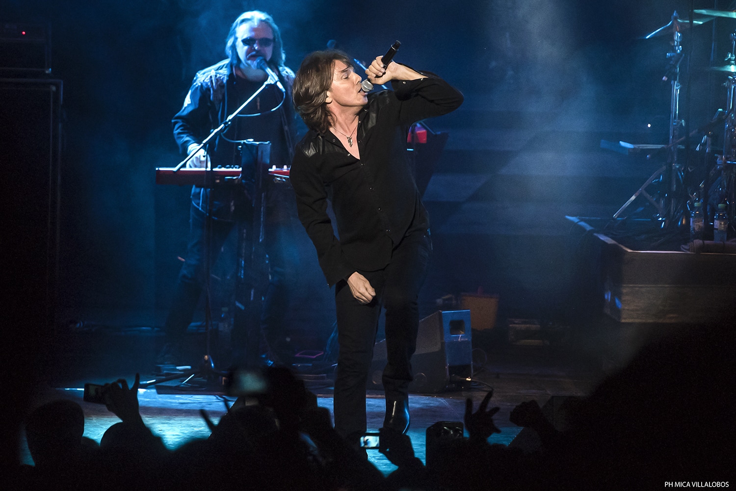 Europe en el Gran Rex: tocando para los celulares - Durante "Rock the Night", Joey Tempest sube las escaleras izquierdas del pullman y le da el micrófono a un guardia, para que lo ayude a cantar. El empleado sonríe. Unos temas más tarde, hace lo mismo con el del lado izquierdo. Y es solo uno de los mecanismos que el vocalista de Europe tiene para demostrar que es uno de los mejores frontmans de la historia. e5fb6356 1ec4 4d2e 9cea 41895b2baff0