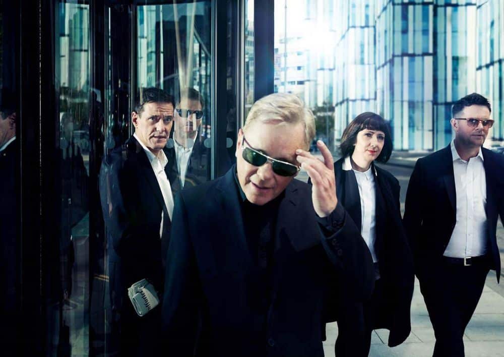 New Order: "Haber trabajado con una orquesta de sintetizadores expandió nuestro sonido" - "Bernard (Sumner) tuvo una inflamación en la garganta hace unos días, cuando tocamos en México. De todas maneras fue un gran recital, y gracias a Dios se recuperó. Pensábamos que iba a empeorarse, ¡y de hecho ahora se lo contagió a Stephen (Morris)! Creo que nos está enfermando a todos", se ríe el guitarrista de New Order del otro lado del teléfono. Pero sus compañeros, el vocalista y baterista respectivamente, no deben estar tan contentos con la situación. ecb34d0d 1ce3 4626 b911 97cf6562628d