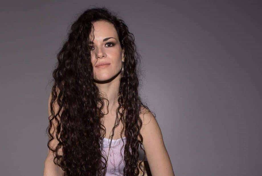 Virginia Ferreyra: "El arte no pasa por la fórmula comercial" - "Ya en el colegio notaba cómo las ‘categorías’ estaban instaladas en las cabezas de los chicos: si pertenecías a tal o cual grupo, si tenías una mentalidad u otra, si te gustaba o no salir o tomar. Lamentablemente, esas actitudes eran las que te encasillaban -señala la cantautora Virginia Ferreyra-. Uno tiene que ser leal con uno mismo, con su personalidad y sus intereses, y no ceder a las presiones de la masa. Alguien que te quiere jamás te forzaría a ser lo que no sentís". Las palabras de Ferreyra, que acaba de editar su EP "Claroscuro" (2018), tienen que ver con la letra de "Bienvenidos a la sociedad", en la que critica varios aspectos del sistema. ee28adb7 2a4f 448b ad69 958af636d49b