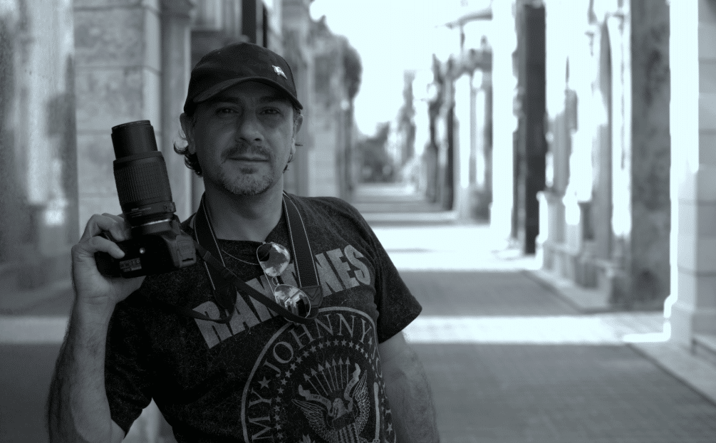 Ariel Osvaldo Torres: el argentino que escribió un libro sobre Sepultura - De adolescente, Ariel Osvaldo Torres ya era un apasionado de la música. Más específicamente del metal: entre sus pasatiempos estaba descubrir bandas, sonidos y sensaciones, como muchos entusiastas de su edad. Pero había un grupo al que se negaba: eran brasileros, y ese ya era un motivo suficiente como para no prestarles atención. "Sentía celos, no quería consumir nada de allá por un tema tonto, de competencia", explica hoy entre risas. La banda en cuestión era nada menos que Sepultura. ee2eff75 37da 4e63 b792 35d90ad71913