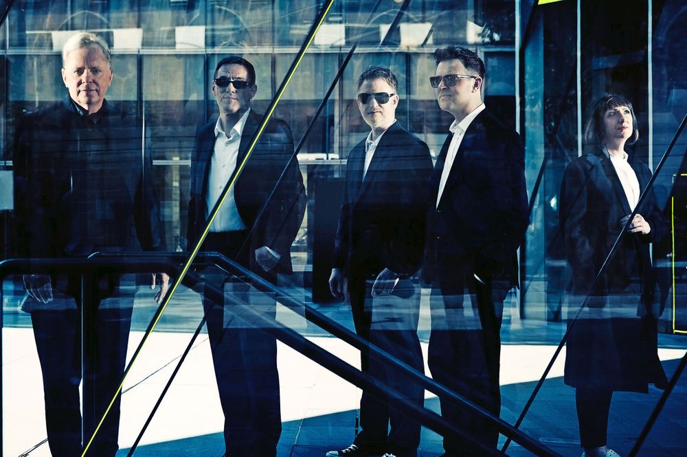 New Order: "Haber trabajado con una orquesta de sintetizadores expandió nuestro sonido" - "Bernard (Sumner) tuvo una inflamación en la garganta hace unos días, cuando tocamos en México. De todas maneras fue un gran recital, y gracias a Dios se recuperó. Pensábamos que iba a empeorarse, ¡y de hecho ahora se lo contagió a Stephen (Morris)! Creo que nos está enfermando a todos", se ríe el guitarrista de New Order del otro lado del teléfono. Pero sus compañeros, el vocalista y baterista respectivamente, no deben estar tan contentos con la situación. eee9e598 ec18 4c07 aa4a 6e3b618f3f15