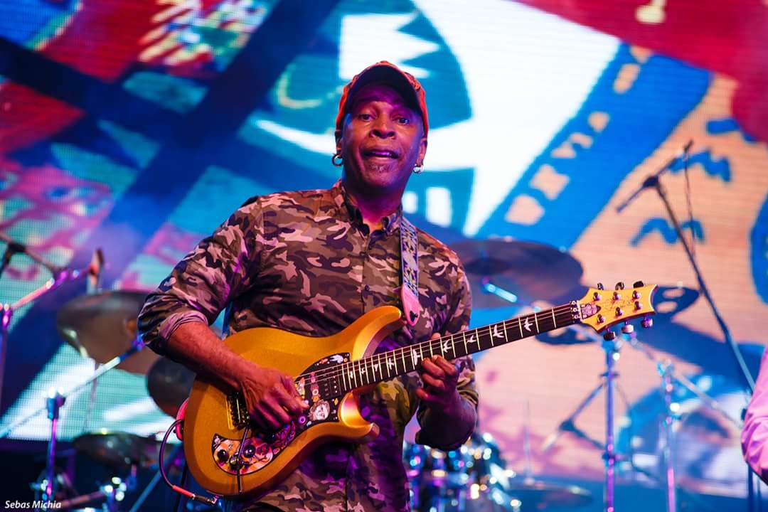 Living Colour en Groove: peleando con los ventiladores - Cuando llega el momento de "Cult of personality", ese hitazo alternativo que Living Colour toca cada vez mejor, las 1.500 personas ya están rendidas al poderío de estos estadounidenses y se olvidan de los problemas mencionados. Pero todavía falta "Time’s up", en el que Reid demuestra que es uno de los violeros más influyentes de su generación, con una técnica de whammy que Tom Morello copió hasta el hartazgo. f3df56c0 72b5 42d0 9ee4 9f5832533ae6