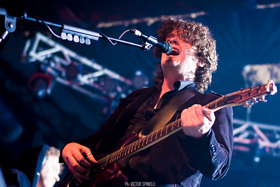 Anathema en Groove: es un sentimiento, no puedo parar - En los últimos años, Anathema ha trabado una relación intensa, especial con el público local. A tal punto que, en su último disco, el sexteto incluyó un clásico cántico popular, grabado en vivo y en directo en su show de 2015 en el Teatro Vorterix. En este contexto, y con la ansiedad de revivir aquel momento, la banda completada por Jamie Cavanagh (bajo), los hermanos John (percusión y batería) y Lee Douglas (voz), y el multi-instrumentista portugués Daniel Cardozo (batería, percusión teclados), visitó nuevamente nuestro país. f4c362f8 c428 4e04 82b4 8ccc24536bc5