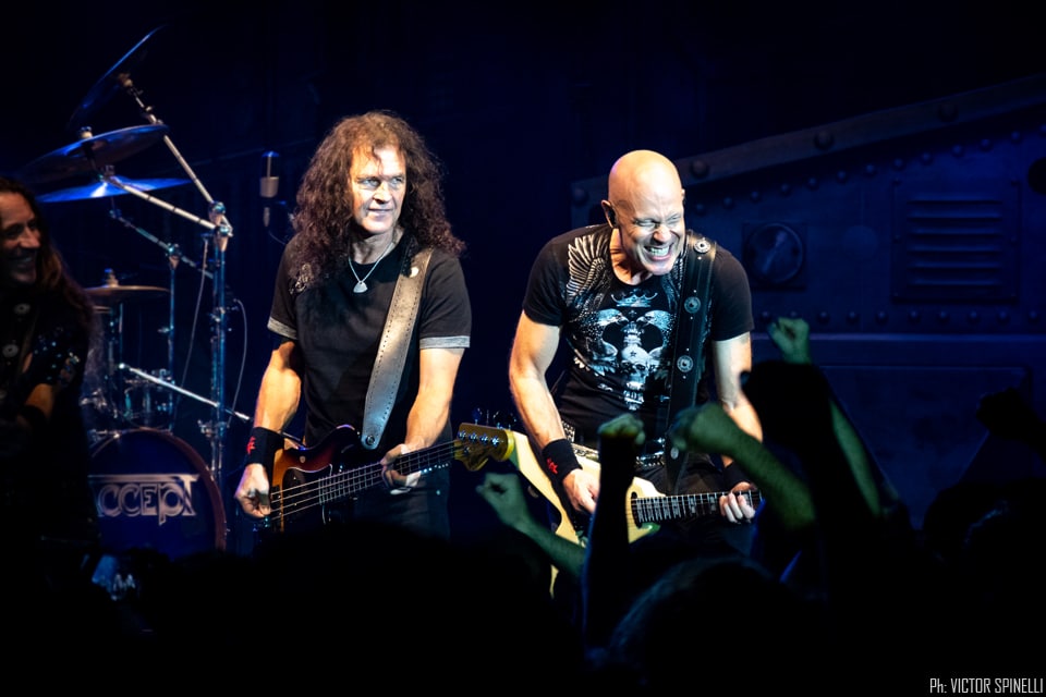 Accept en Flores: siempre con un as bajo la manga - Cuando falta sólo media hora para el concierto de Accept, uno de los cuatro paneles que están sobre el escenario se cae. Las placas están armadas con varillas de metal y una gran tela. Aún así, el estruendo ante el "derrumbe" es significativo y más de uno se da vuelta a ver qué ocurre. Parece que uno de los tornillos que había en la escenografía -basada en la tapa de "The rise of chaos" (2017)- estaba flojo. f520ad80 a348 45b1 a0a8 59f3de8a5f2f
