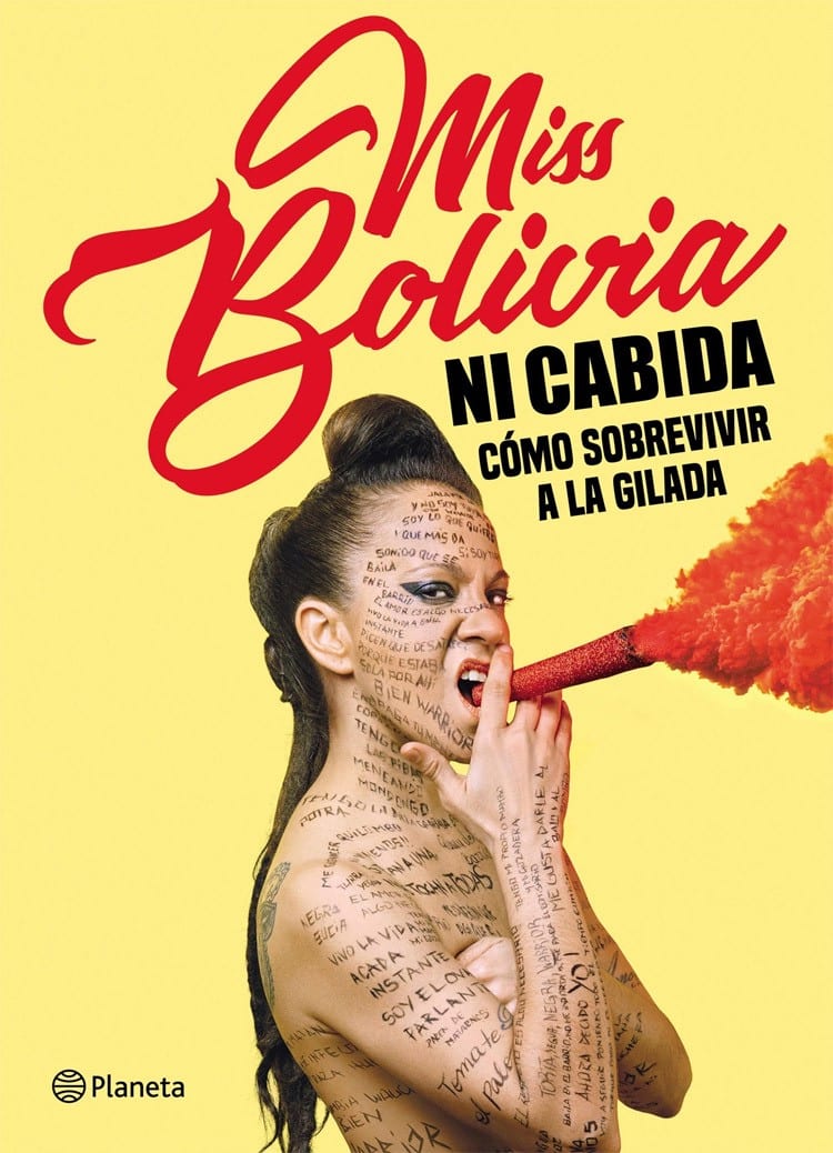Miss Bolivia: "Hay que repensar las masculinidades, y volverlas a escribir" - Paz Ferreyra (el nombre detrás de ese fenómeno llamado Miss Bolivia) se considera comunicadora antes que música, y a través de esa identidad explora los soportes disponibles para darle volumen a su voz. Ella, que es psicóloga y trabajó con las familias de las víctimas de Cromañón desde la noche de la tragedia, es la misma mujer que en 2011 se animó a cantar y grabar un primer disco, Alhaja. Es, también, la profesora de yoga, y la que hizo su propio vino para comercializar en sus shows a un precio popular "para que tomen un vino rico, y amor por el pico". Es la vestuarista de su banda y la creativa que diseña para su propia marca de ropa. Además, es una especie de predicadora feminista que hace mover el culo a su público, desde el motoquero de campera de cuero hasta la niña acompañada por su familia. Con la explosión que significó Miau (2014), su segundo disco, Miss Bolivia se apropió de todas sus posibilidades y las hizo realidad. Ahora acaba de editar su primer libro, Ni cabida. Cómo sobrevivir a la gilada, en el que conviven textos íntimos con algunas de sus máximas. Desde China, donde está de viaje con su marido Emmanuel Taub, habló sobre este nuevo proyecto, uno más en la lista de una mujer incansable que se sigue reinventando. f92af565 88f0 43b3 aecd 2ad61d679458