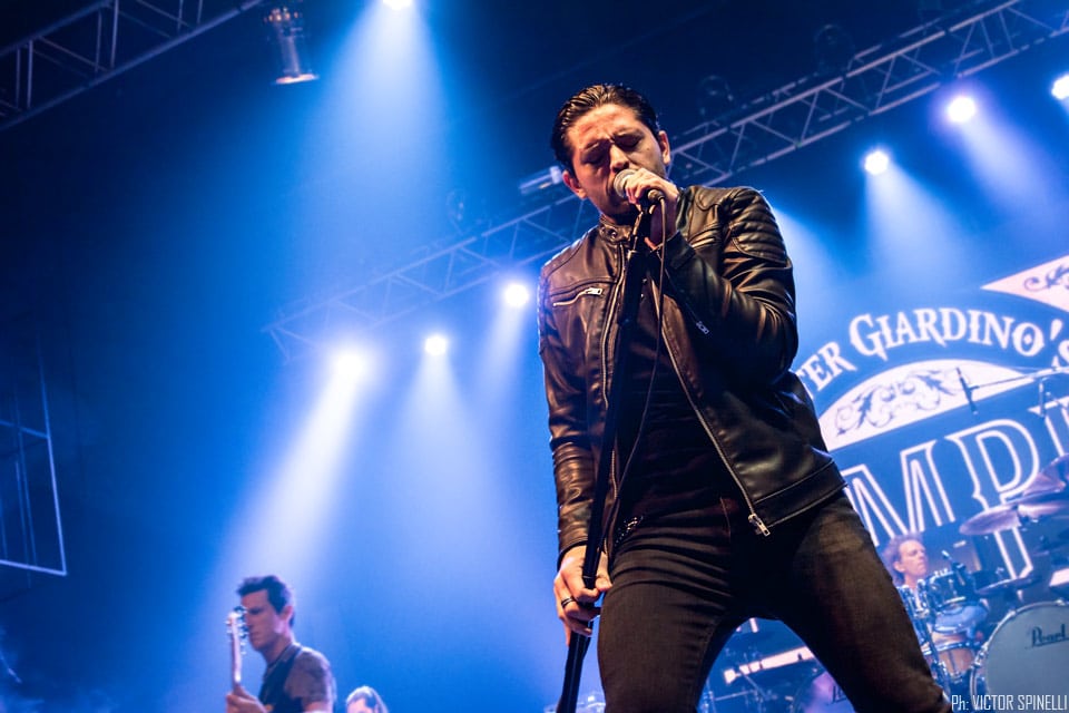 Walter Giardino’s Temple: culto y clásicos en el Vorterix - El guitarrista sacó a la cancha su proyecto solista, acompañado esta vez por el vocalista de Rainbow. Cuando, hace veinte años, Walter Giardino decidió aprovechar el break de Rata Blanca, su banda insignia, para crear Temple y dar rienda suelta a su impronta creativa más genuina – estilo que se plasmaría con claridad en el nuevo rumbo que tomaría Rata a su retorno -, es probable que no esperara ocasionar el revuelo que generó. Temple se transformó, casi instantáneamente, en una banda de culto: sin ir más lejos, muchos de sus seguidores consideran el único trabajo de estudio de la formación, aun hoy, como el mejor de la prolífica carrera del guitarrista.
Desde que, hace algunos años, Temple volvió a los escenarios, sus conciertos son un ritual ineludible. Mientras que, en ocasiones anteriores, el show se dividía en dos (una parte con Temple propiamente dicha, haciendo sus canciones, y otra junto a Joe Lynn Turner, haciendo clásicos metaleros de todos los tiempos), en esta oportunidad, con la presencia del actual y versátil vocalista de Rainbow, el chileno Ronnie Romero, y apoyado en la siempre sólida base Scarcella/Retamozo/Motyczak, el guitarrista encontró la formación ideal para ir de un lado al otro sin sobresaltos. Aquel viernes ventoso, que selló el inicio de la primera gira mundial de la formación (unos días antes se habían presentado en el festival ‘Santiago Gets Louder’, en Chile, aunque tocando unos pocos temas), fue, entonces, un show de culto y, a la vez, una verdadera fiesta de clásicos. La velada, que arrancó cerca de las 21:30 con "Corte porteño" y "Sobre la raya", recorrió el primer y único disco de la banda casi de punta a punta: sonaron, además, "Héroe de la eternidad", "Cacería", "Azul y negro" (con la participación especial de Javier Barrozo), el excelso instrumental "La danza del fuego" y "Alquimia".
La formidable colaboración entre Giardino y Romero tendría, sin embargo, sus puntos más altos, quizás por comodidad del cantante, en los clásicos. Esta vez intercalados entre las composiciones originales, la lista consumiría más de la mitad del show: "Man on the Silver Mountain", "Street of Dreams", "Catch the Rainbow" y "Lost in Hollywood", de Rainbow; "Crying in the rain"; de Whistenake; "Neon Knights", de Black Sabbath; "Mistreated", "Speed King" y, para cerrar a toda máquina, "Burn"; de Deep Purple. f96216ad 0fe9 4933 b6c8 ec65cfffed94