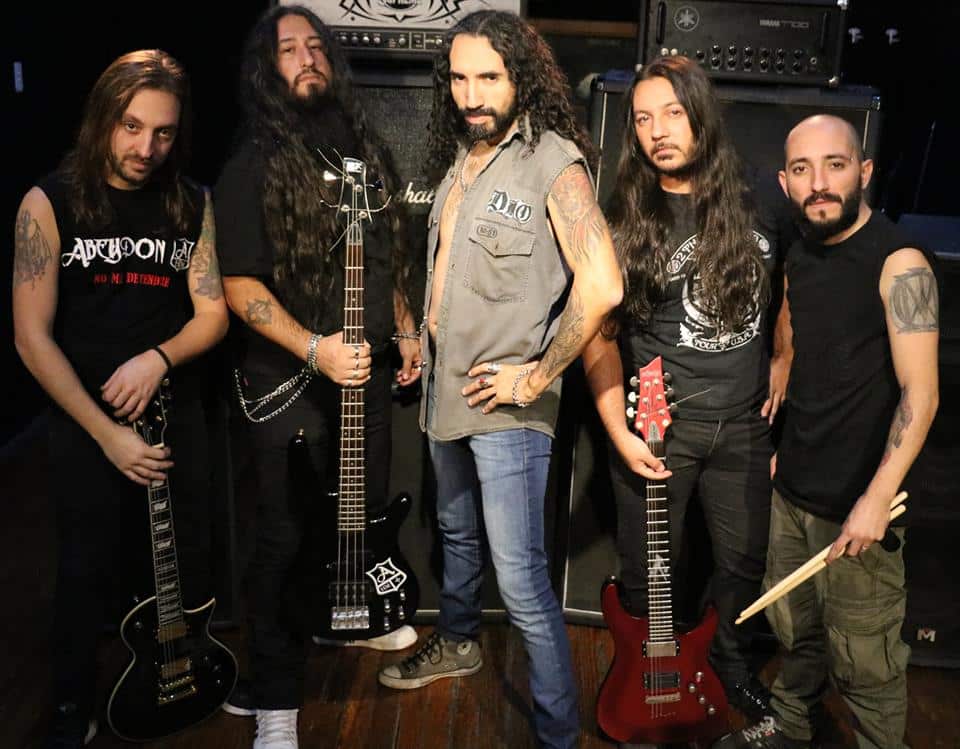 Abeydon: "Tratamos de llegar con mensajes de superación" - La banda local de heavy metal despide el año con grabación de CD/DVD en vivo. La escena metalera argentina es dura para el under. Aun cuando, como Abeydon, se trate de bandas con una década de historia, y contando. "Sabemos de la realidad de la escena en argentina, así que estamos curados en ese sentido", afirma, Marcelo Ferreira, bajista de Abeydon. De todos modos, todo depende de la lupa con que se mire, cómo se aborde el problema: "realmente amamos lo que hacemos y le ponemos todo, tratamos de focalizarnos en nuestros shows, siempre intentando dar el mejor espectáculo para que la gente se vuelva contenta a la casa y sentirnos bien nosotros también", reflexiona el músico. Y así, con un mensaje positivo y una actitud congruente, el quinteto completado por Diego Sánchez (guitarra), Darío Achar (voz), Gonzalo López (batería) y Nicolás Rivera (guitarra), se prepara para despedir "No me detendré" (2014), su primer larga duración, y recibir un 2018 de nueva música. De todos modos, con todas las dificultades de la escena, su estilo, con fuerte raigambre en los 80, se mantiene muy vigente. ¿Qué creen que tiene el metal ochentoso para seguir tan presente? Marcelo Ferreira: Creo que marcó una época y nunca se fue. La música bien hecha siempre perdura en el tiempo, y creemos que eso es lo que pasó con el heavy de los 80. Tienen editados un EP y un LP. ¿De qué tratan? MF: Tratamos de llegar con mensajes de superación de los problemas que todos tenemos, de nunca bajar los brazos y de diferentes situaciones de la vida que nos pasan a todos. Su primer LP, de 2014, se llamó "No me detendré". ¿Qué mantiene a una banda independiente como Abeydon en el camino a pesar de las dificultades? MF: Las ganas de hacer música y compartirla. Es muy bueno ver cuando llega tu mensaje a otros y disfrutan como uno lo que hacemos. Creemos que la mayoría se da cuenta de la pasión que se le pone a esto. ¿Cómo es un vivo de Abeydon? MF: Mucho power, no nos guardamos nada a la hora de tocar y lo disfrutamos. Creo que la gente lo ve y lo valora, y también lo puede disfrutar, sobre todo cuando llega el mensaje que bajamos. Se viene una fecha importante, con grabación de CD y DVD en vivo. ¿Qué pueden anticipar? MF: Va ser una gran noche, vamos a estar cerrando la etapa de "No me detendré" para dar paso a un nuevo disco. Seguro habrá algo de lo nuevo, pero el show va estar focalizado en los temas que vinimos tocando todos estos años. Abeydon se presenta el sábado 30 de diciembre en Mvseo Rock (Av. Rivadavia 11021, CABA) f9a30fe0 780e 4bf1 b194 976a6366494b