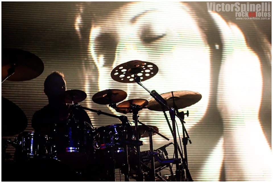 Steven Wilson volvió a deslumbrar en el Vorterix - Steven Wilson volvió a hacerlo. Una vez más mantuvo a una sala repleta en vilo durante casi 2 horas y media, con piezas atrapantes, historias envolventes, un sonido perfecto, hipnótico, una performance musical digna de los mejores. Nuevamente se llevó infinitos aplausos, interminables e incontrolables ovaciones, incontables elogios. De nuevo dejó en claro por qué las grandes figuras del rock progresivo - y sus seguidores - lo siguen eligiendo, una y otra vez. f9e758ad 7f41 449f 8316 ea4e00103c52