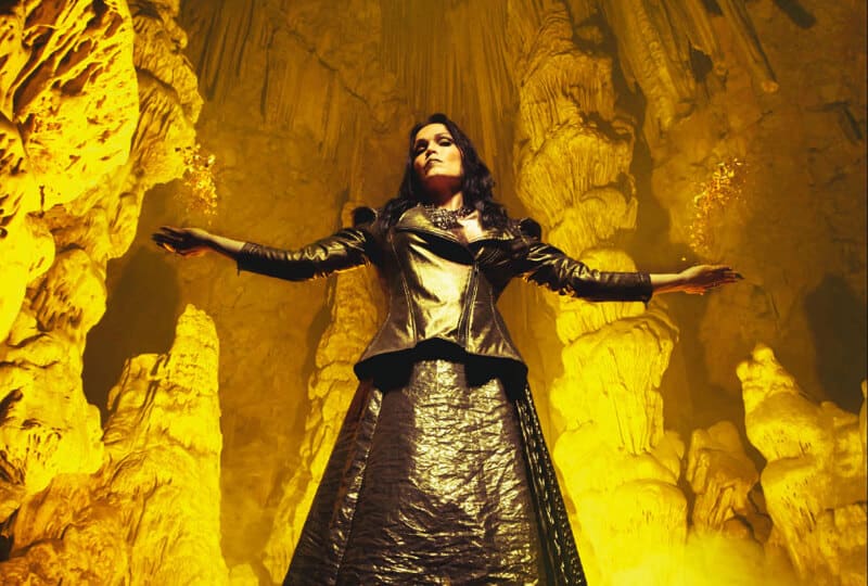 Tarja Turunen: "En este disco me muestro al natural" - "Quería un sonido más duro y crudo que en mis discos anteriores, especialmente las guitarras eléctricas", sentencia la cantante de metal sinfónico a la que ni siquiera su salida de la banda que la hizo mundialmente conocida –en 2005- la refrenó en su impulso creativo. Sea recordando clásicos del folclore escandinavo, interpretando piezas líricas clásicas o zambulléndose en las ásperas y oscuras profundidades del heavy metal, Tarja Turunen se ha caracterizado, fundamentalmente, por saber cuándo prestar atención a sus instintos. Y seguirlo: "Los primeros demos sonaban crudos, y era exactamente lo que buscaba para este momento, un sonido que no fuese emprolijado ni recontra producido", agrega. fc64eeb6 ac8b 4611 9cfb 0e37a7da0ac9