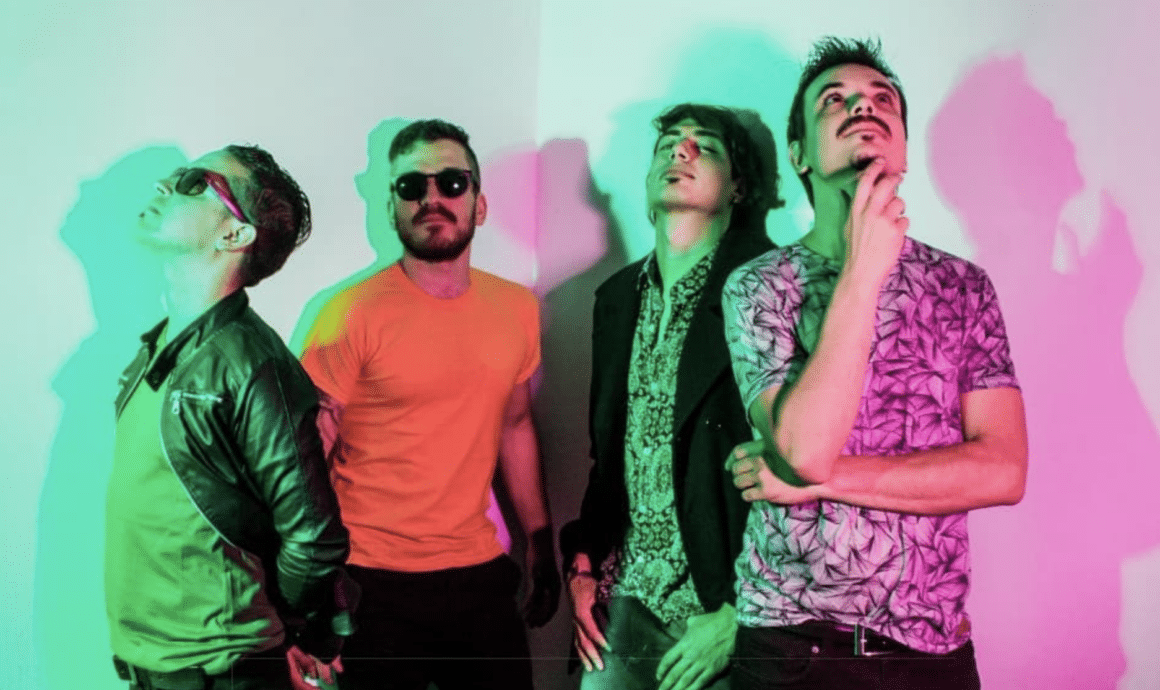 Bigger - Bigger está girando desde su nacimiento por diferentes puntos del país y Capital Federal. El punto de encuentro geográfico para su nacimiento en el 2006 fue la ciudad de Buenos Aires, y su padrino artístico y musical el movimiento grunge que se gestó y enriqueció el curso del rock en los noventas. Desde sus inicios han llevado su material en vivo a diversos puntos del país y Capital Federal: The Roxy Arcos y The Roxy Live, Marquee y Makena, por nombrar solo algunos espacios del circuito comercial de Capital Federal. Bigger